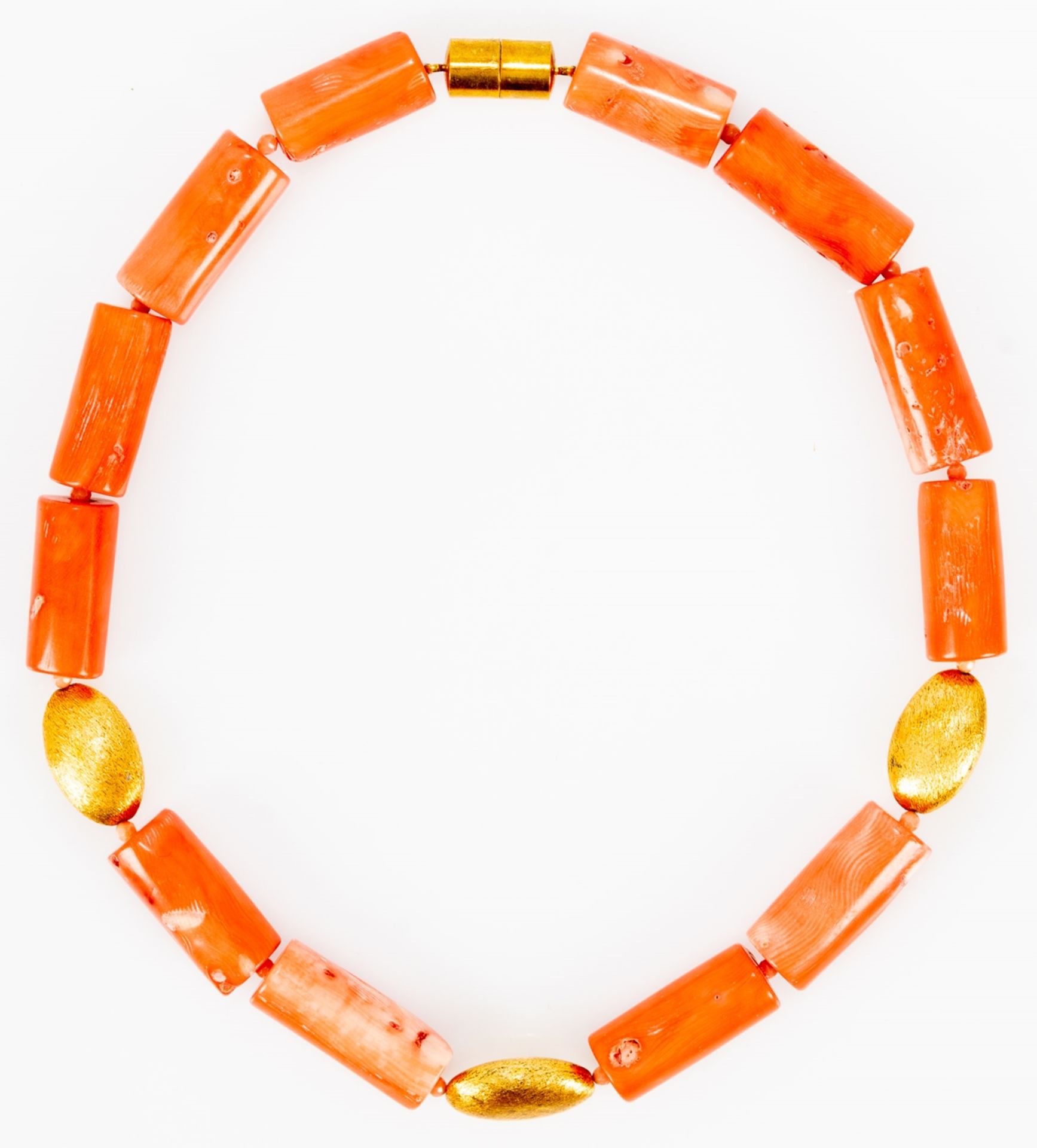 Korallen - Zylinder Halskette. Das mit vergoldetem Silbermagnetverschluss von einer norddeutschen S
