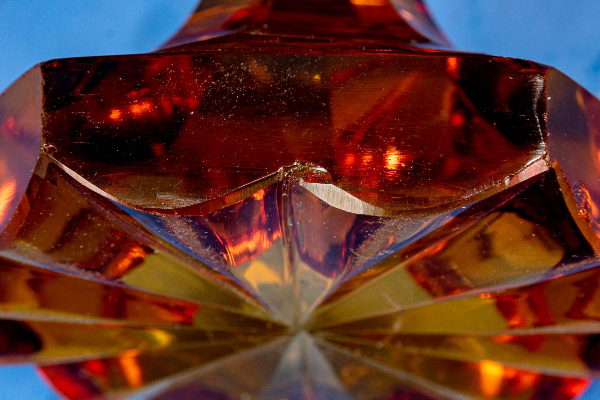 Antikes Pokalglas, bernsteinfarbenes, dickwandiges Glas, Fuß & Kuppa sechskantig geschliffen, 19./ - Image 11 of 11