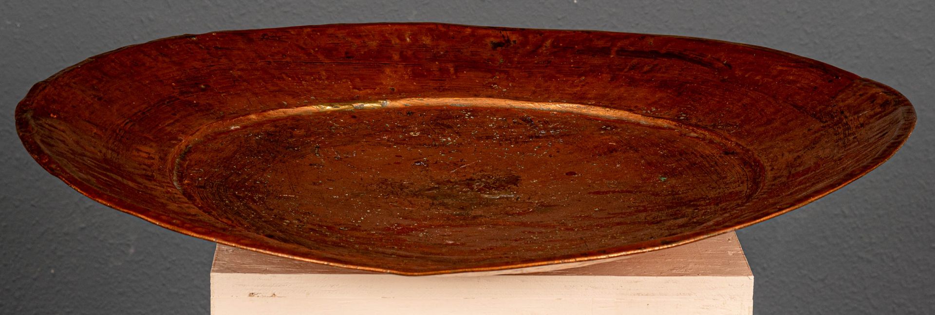 Sehr große Kupferplatte, bez.:"A 1 B", arabischer Raum, 20. Jhdt., Durchmesser ca. 71 cm. - Image 3 of 7