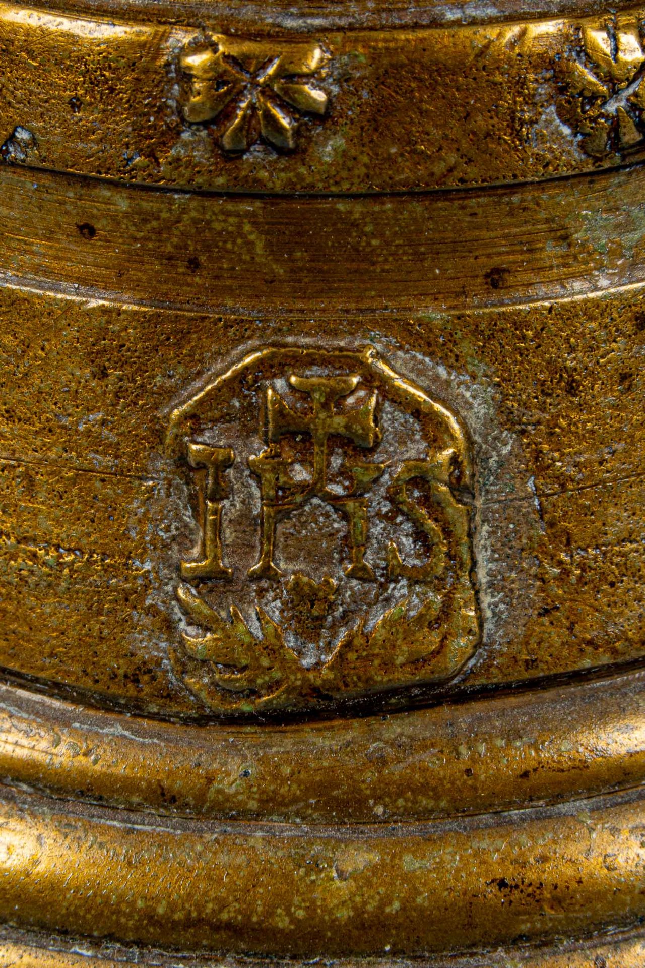 Antike Kuhglocke, Messing/ Bronze mit breitem Lederriemen; Glocke wohl 19. Jhdt., Durchmesser ca. 1 - Image 8 of 10