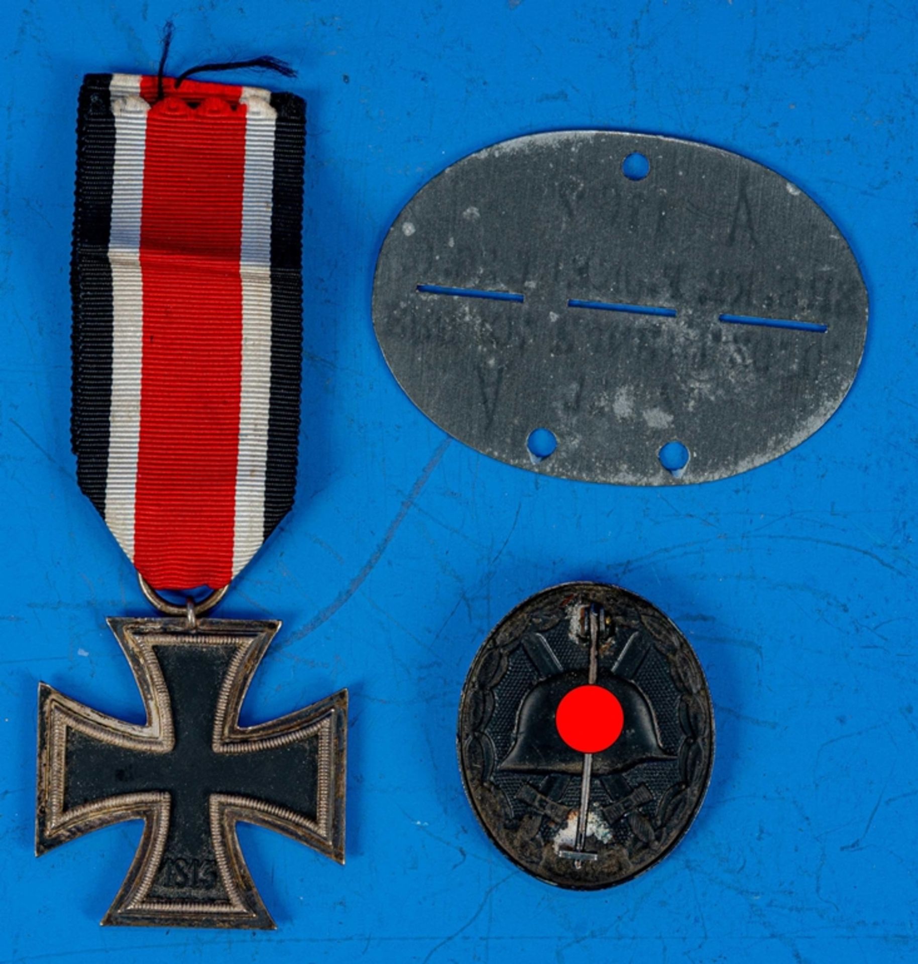 3 tlg. Militaria - Konvolut, die Zeit 1933-45 betreffend; bestehend aus: Verwundetenabzeichen in Sc - Bild 2 aus 2