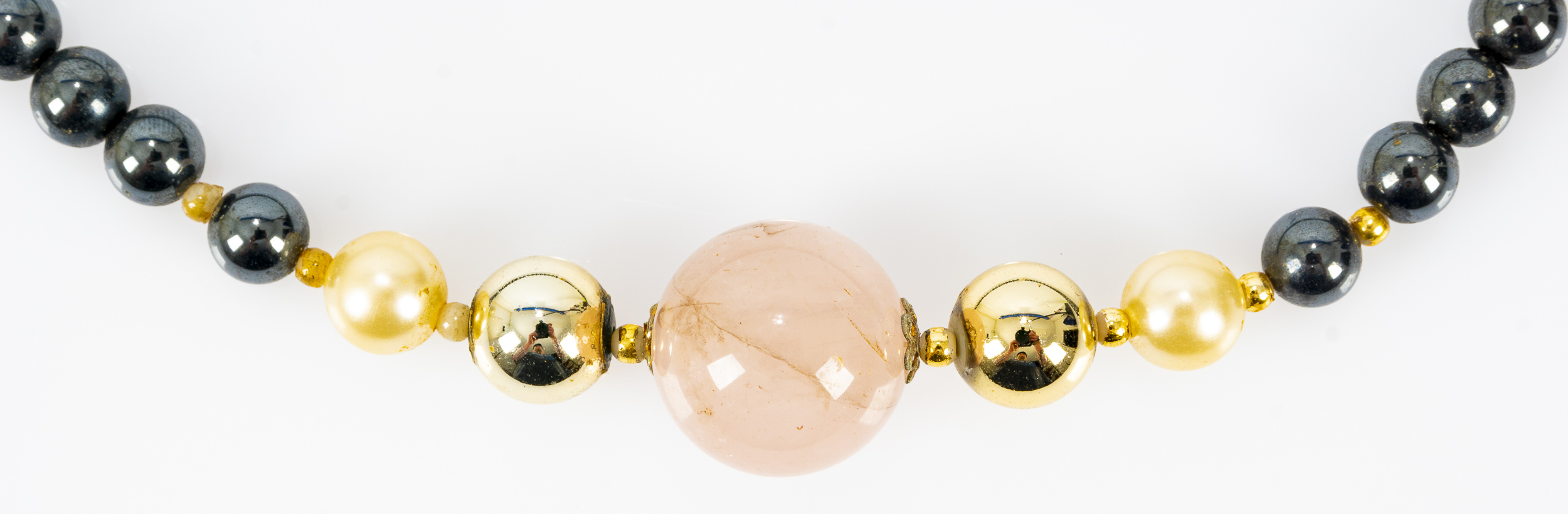 Modeschmuckkette mit schwarzen Perlen, mittig abgesetzt mit 2 Süßwasserperlen, 2 goldfarbenen Kugel - Image 2 of 3