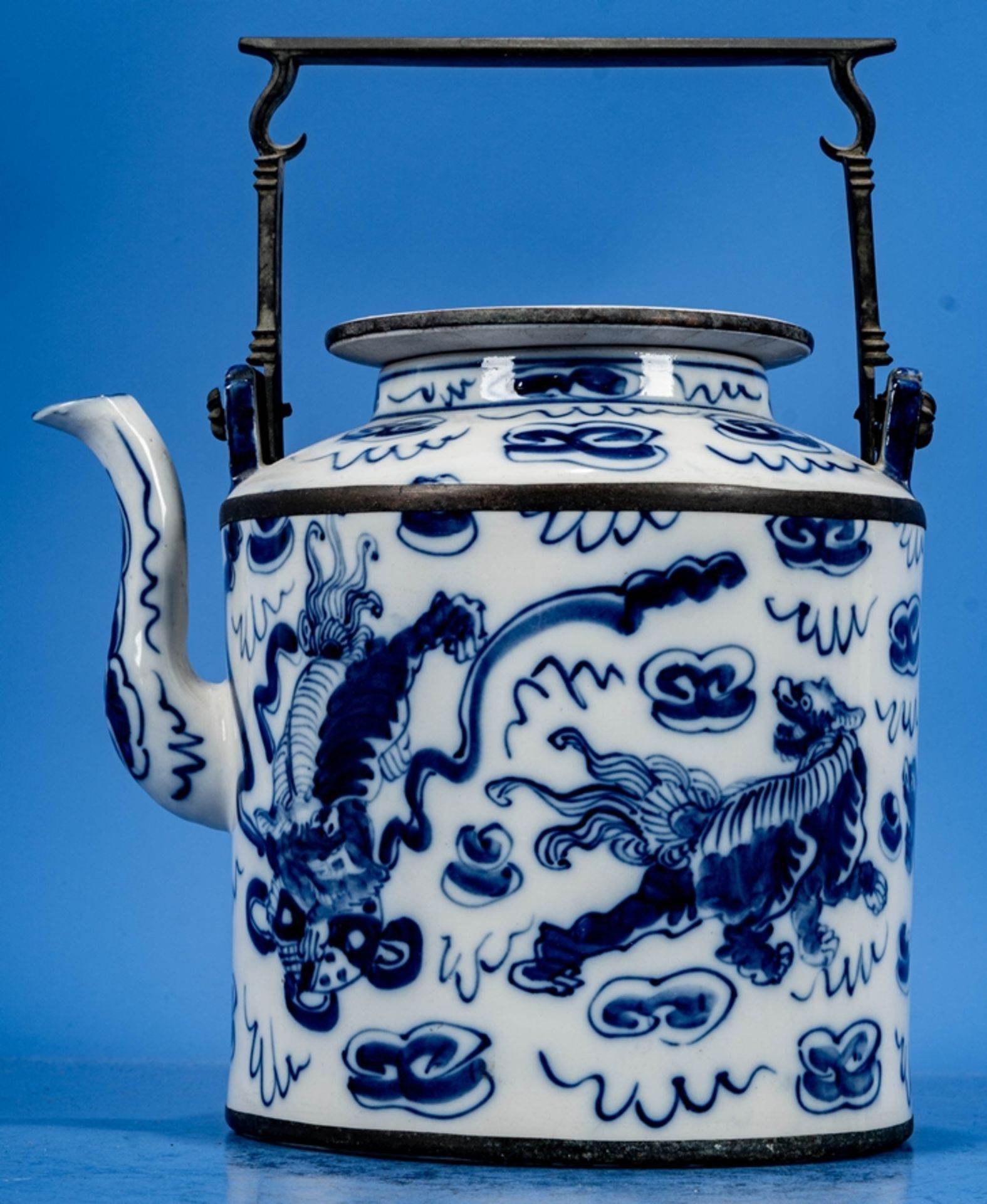 Prächtige Teekanne, ostasiatisches Weißporzellan, u.a. mit Drachendekor von Hand in Blautönen bemal - Image 2 of 13