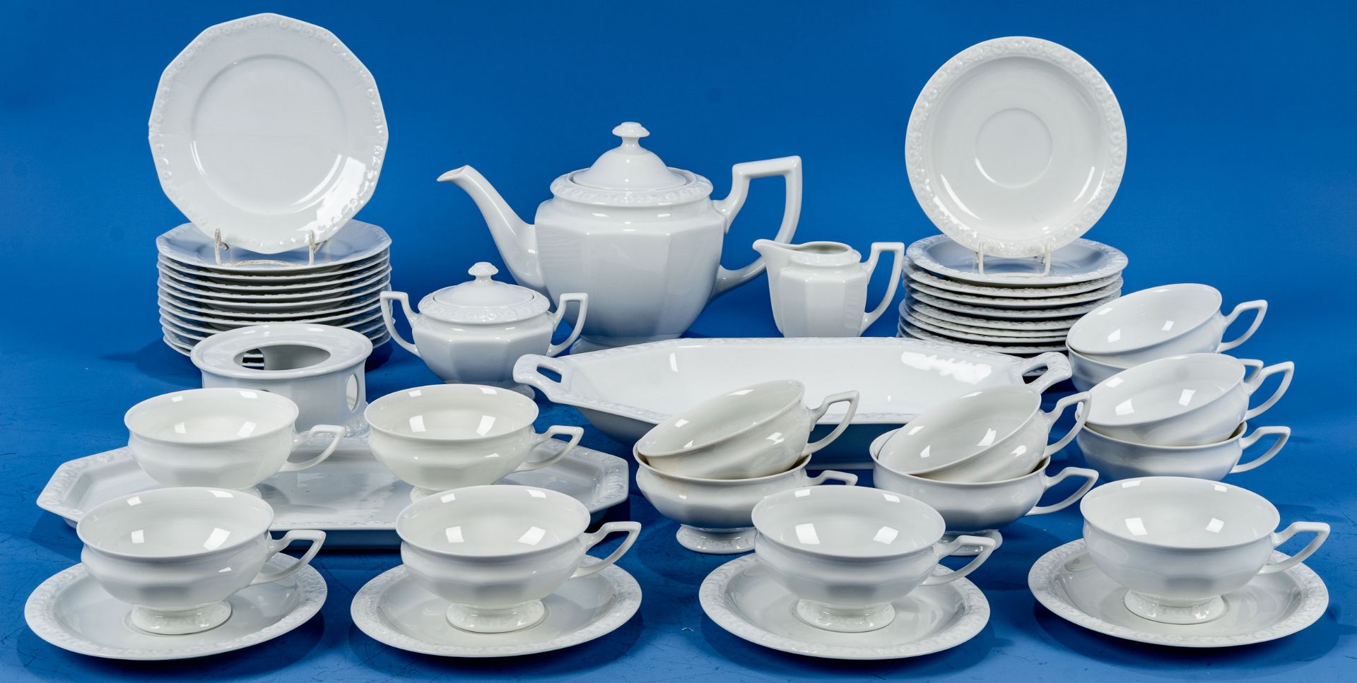 47 tlg. Teeservice für 12 Personen, bestehend aus: 12 dreiteiligen Teegedecken, Teekanne auf Stövch - Bild 2 aus 4