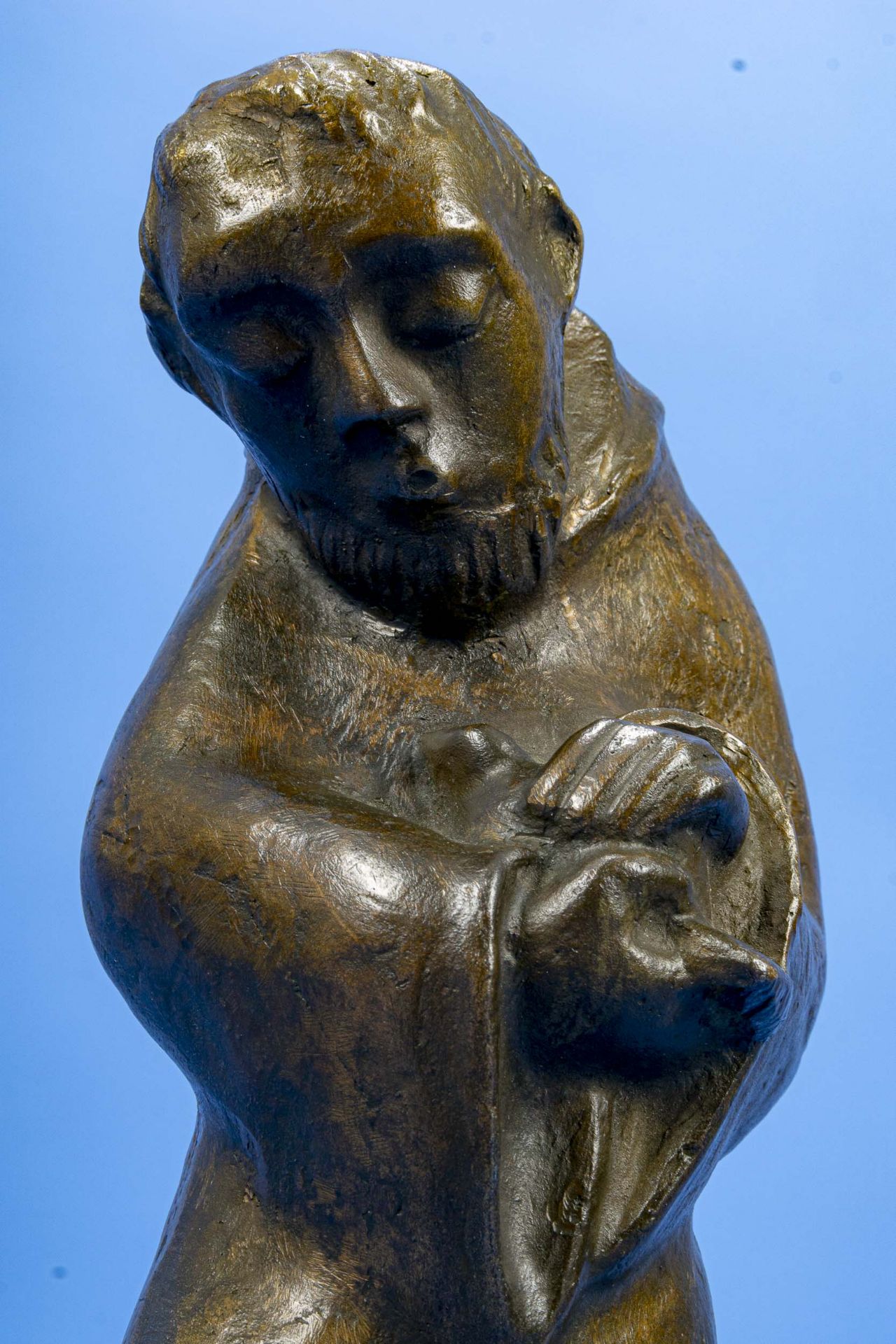 "Mönch mit Taube", bräunlich patinierte, stehende Bronzefigur des Bildhauers Heinz Bentele ( 1902-  - Bild 3 aus 12