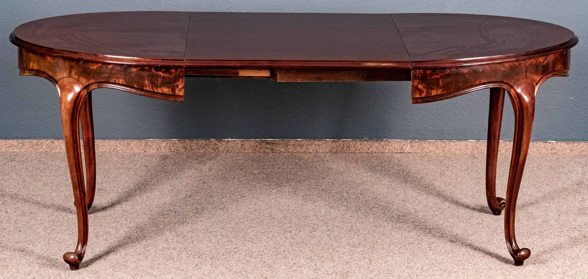 Ovaler Esstisch, Mahagoni massiv, furniert & lackiert. Mittig ausziehbar mit einer dafür angefertig - Image 5 of 9