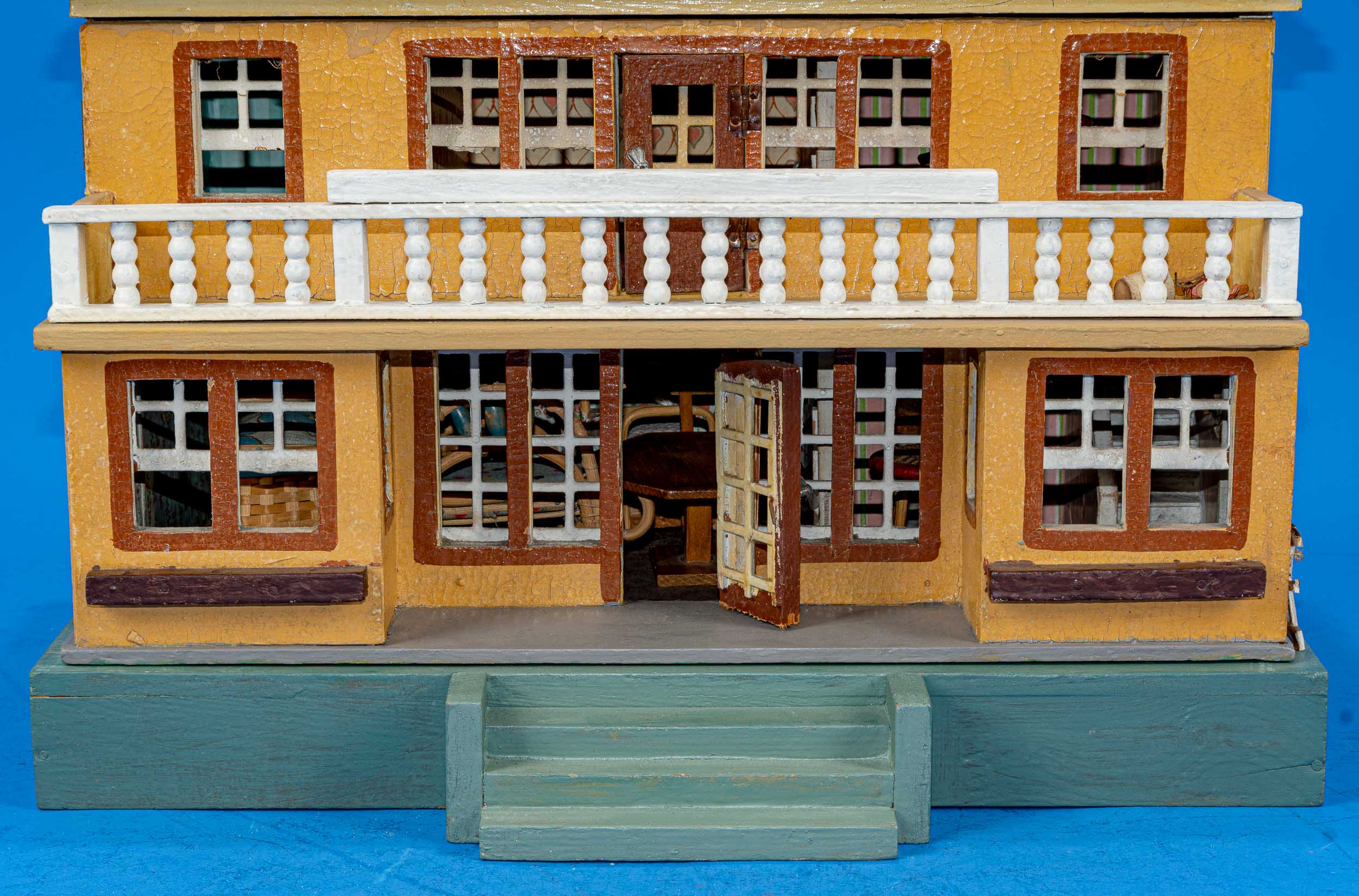 "VILLA"-Puppenhaus, polychrom bemaltes, zweistöckiges Puppenhaus mit ausgebautem Dachgeschoss. Das - Image 7 of 11