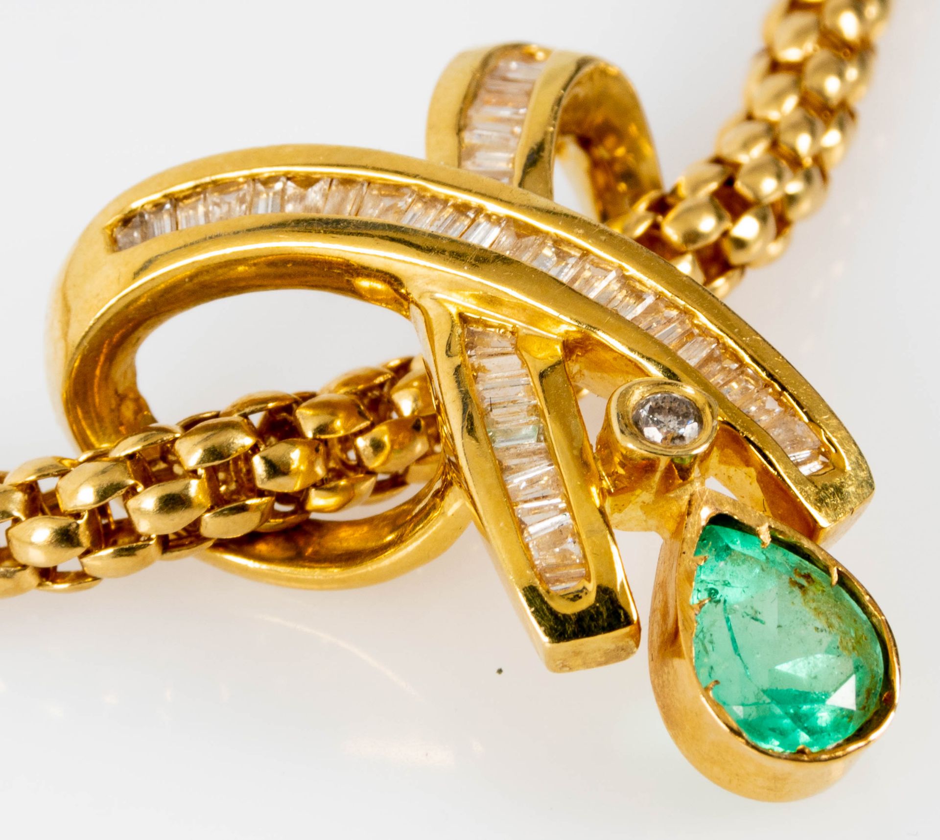 Prächtiges Smaragd-Brillant-Collier, bewegliche, ca. 46 cm lange tauförmige Halskette mit einer Bre - Image 4 of 10