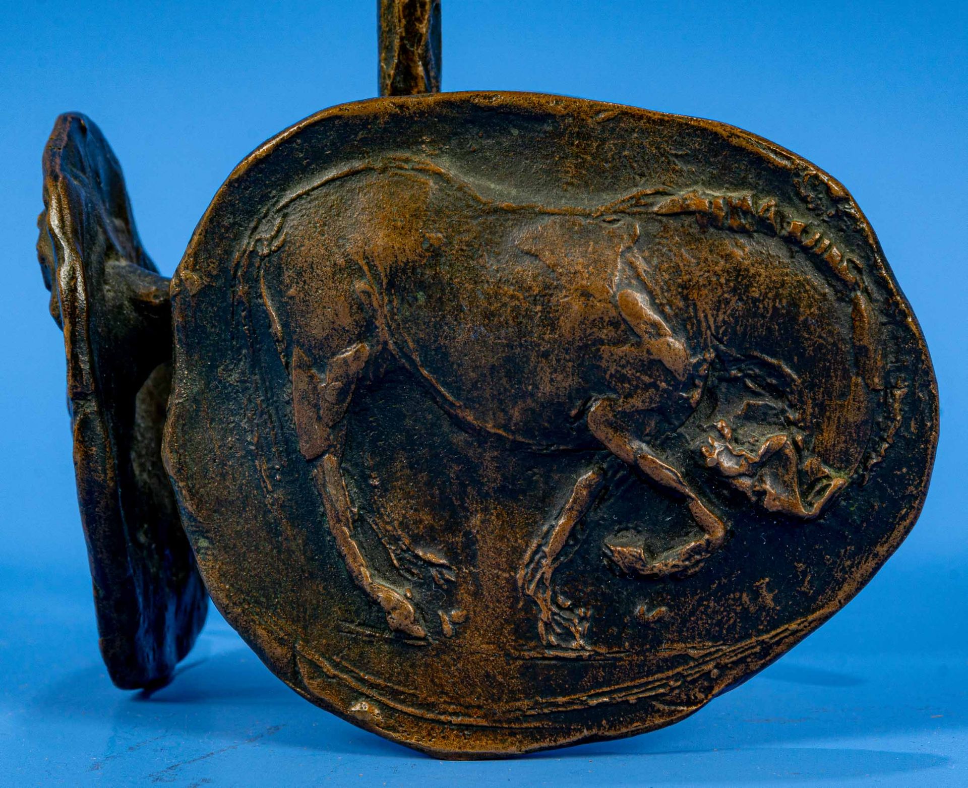Moderne Bronze - Skulptur in Form eines Tischkerzenleuchters mit 3 verschiedenen Pferde - Darstellu - Bild 6 aus 8