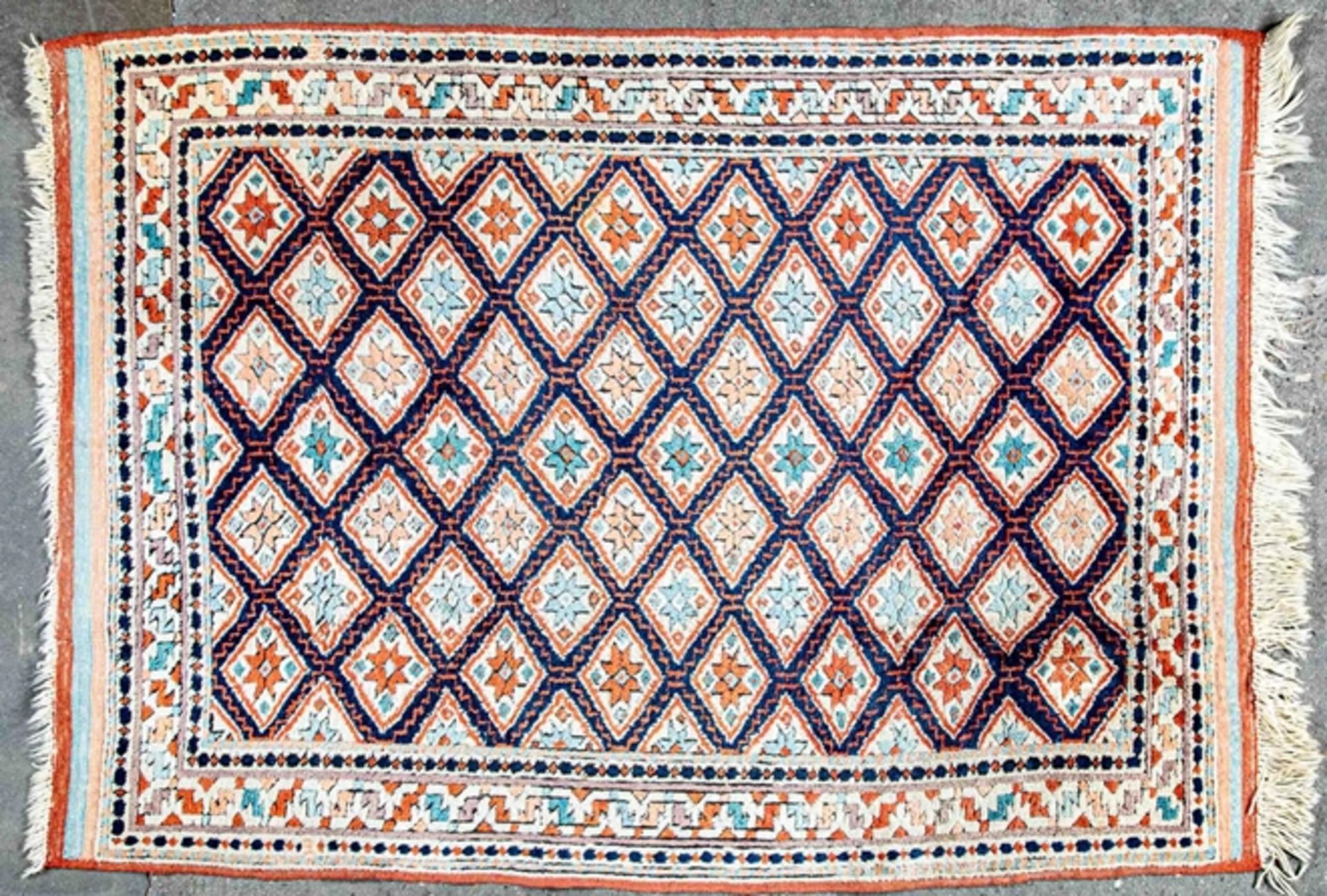 Türkischer Wollteppich, wohl Mitte 20. Jhdt., ca. 123 x 170 cm, geometrische Motivik, abstrakter fl