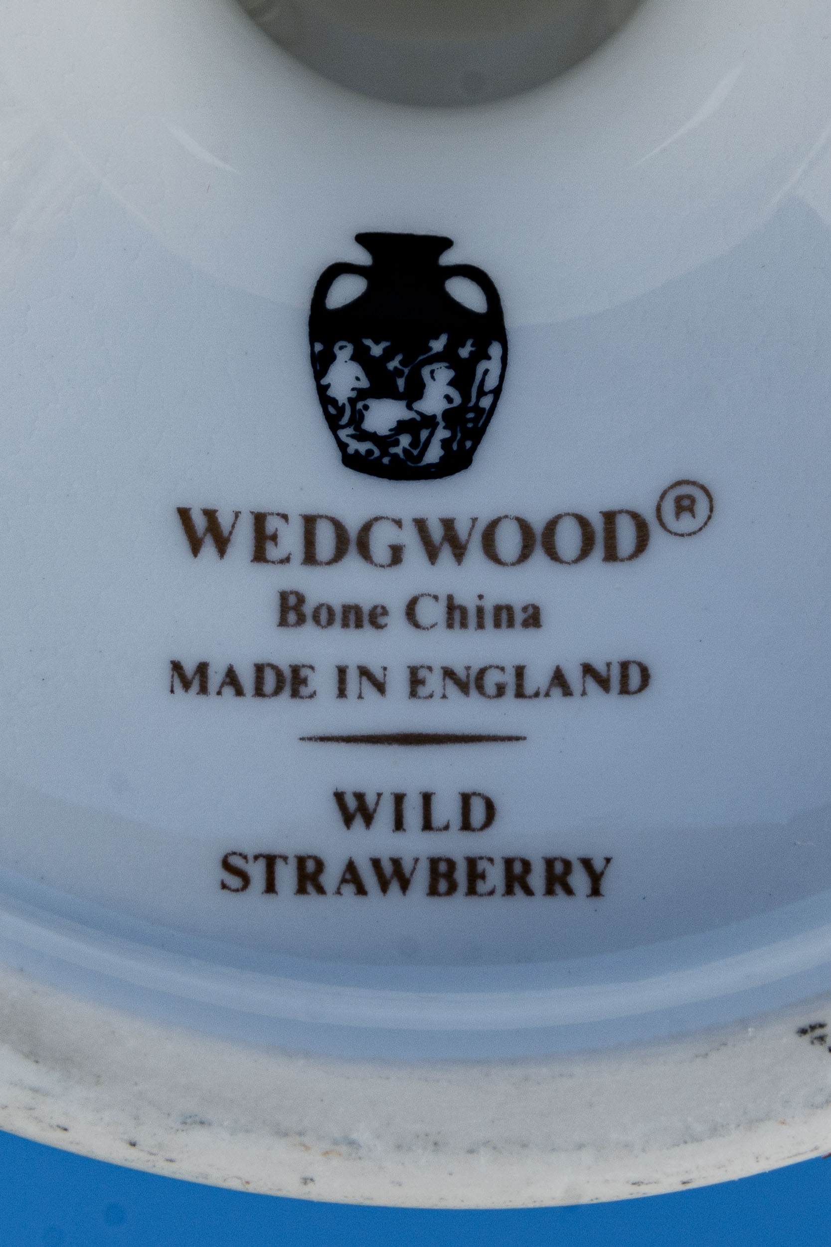 "Wedgwood" Tischvase in klassischer Formgebung, spätes 20. Jhdt., Weißporzellan mit "Wild Strawberr - Image 9 of 9