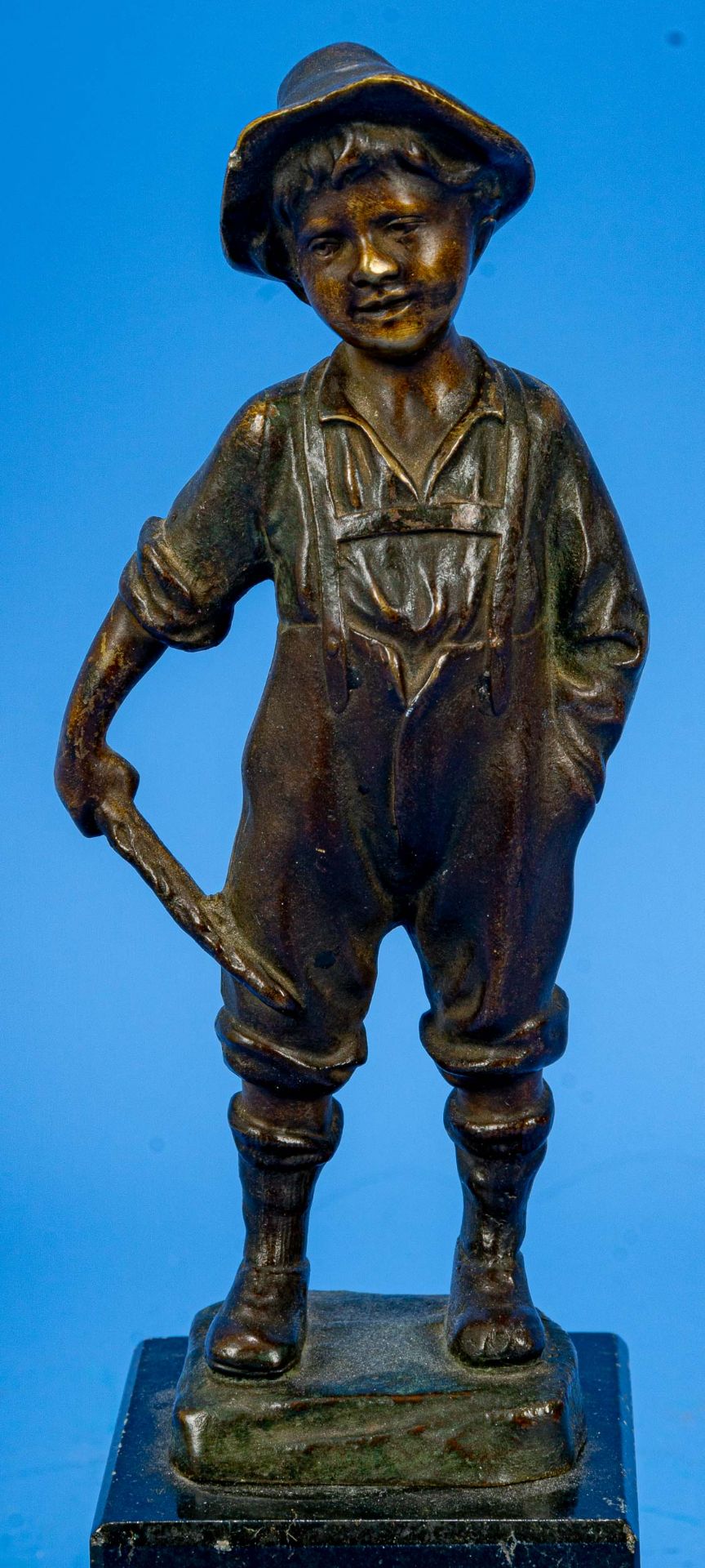 "Lausbube" - Bronze dunkel patiniert, kleines Standbildnis auf schwarzem Natursteinsockel montiert, - Bild 2 aus 6