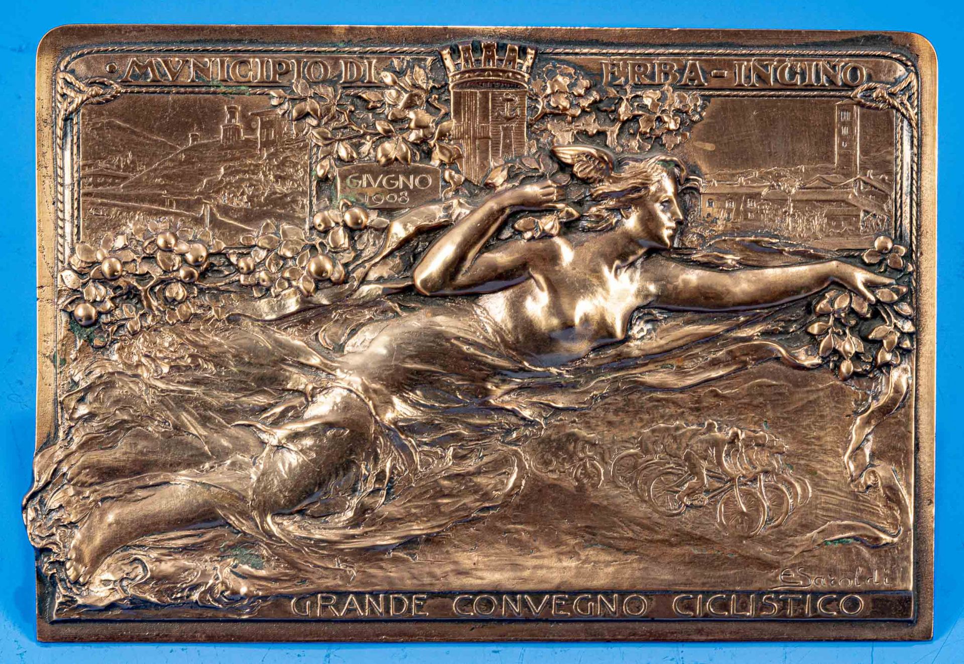 Große, rechteckige Bronzereliefplatte, an das Radrennen im Juni 1908 in Erba (Italien) erinnernd. C