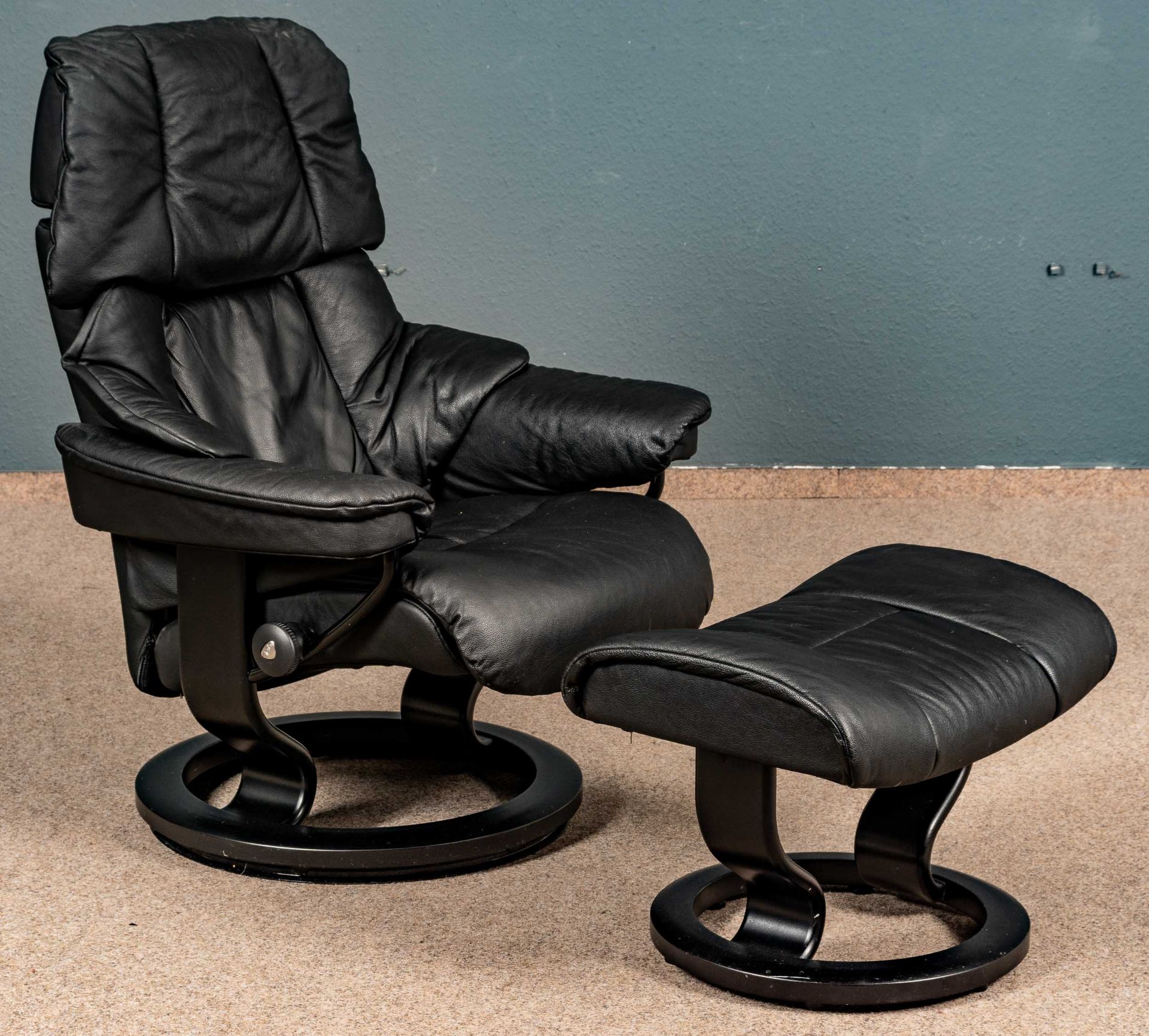 "STRESSLESS" - Sessel mit passendem Hocker, schöner gebrauchter Erhalt. Schwarzes Leder.