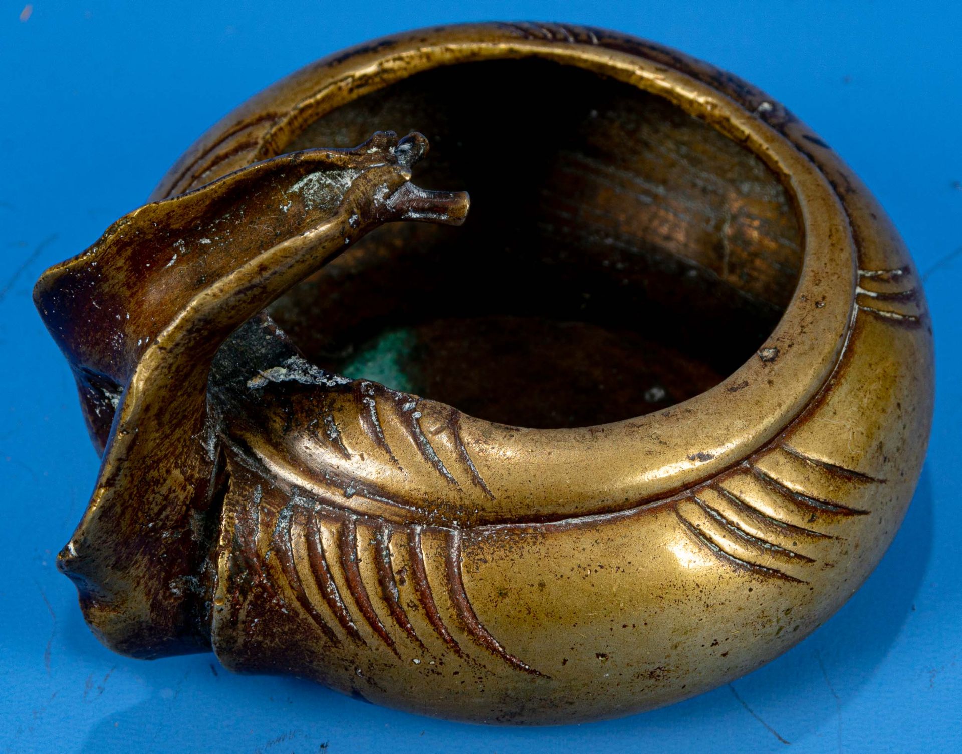 Altes chinesisches Bronze - Weihrauch- Räuchergefäß mit Griff in Form einer Schnecke. Brandriss ca.