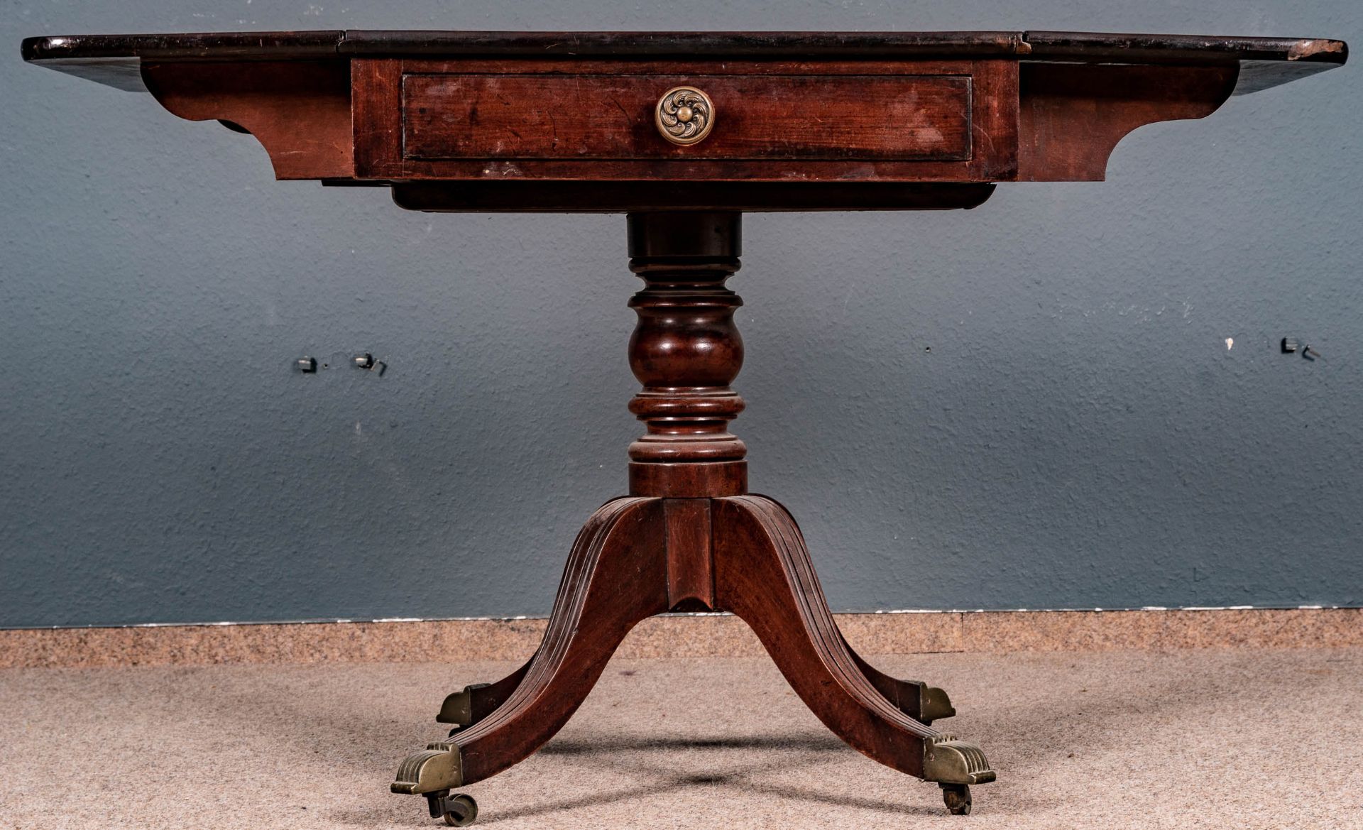 Antiker englischer Tea-table, Regency um 1800/20, Mahagoni, großer geräumiger Schubkasten, die seit - Bild 4 aus 12