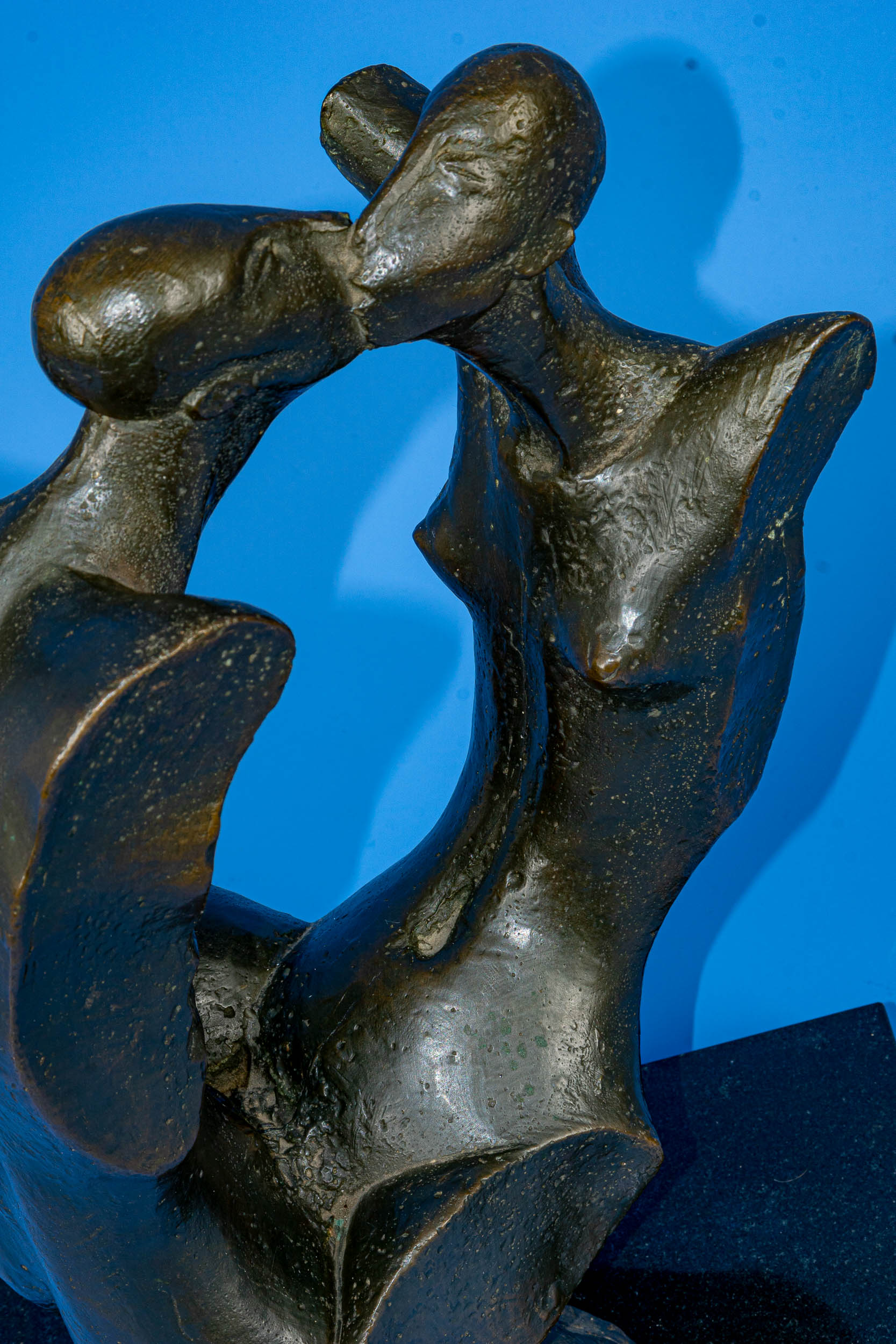 SERGEY MUSAT (geb. 1959 St. Petersburg): "Der Kuss" - dunkelbraun patinierte, modernistische Bronze - Image 12 of 14