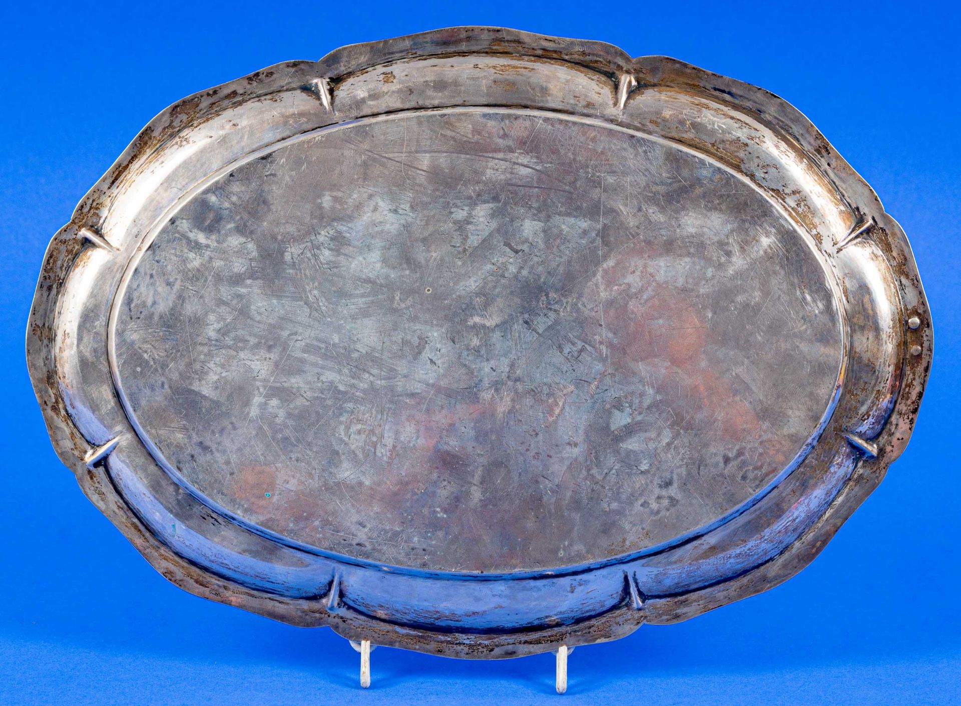Ovale Aufschnittplatte, Silber, 19. Jhdt., Meisterpunze: P. T. in Herzform. Leicht ansteigende, meh - Bild 2 aus 5