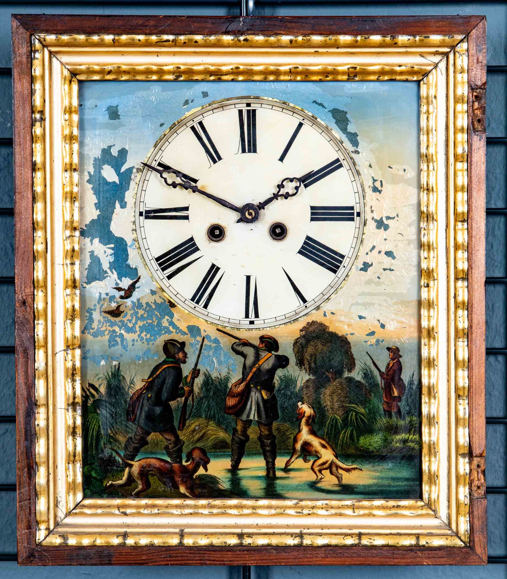 Antike Wanduhr mit "Gänsejagdszene"; Historismus um 1900; ungeprüftes, mechanisches Uhrwerk mit Sch
