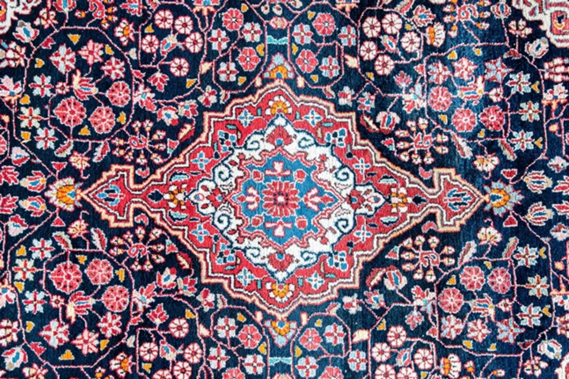 Große iranische Orientteppichbrücke, indigo-blauer Fond mit zentralem Medaillon, floral durchgemust - Bild 2 aus 6
