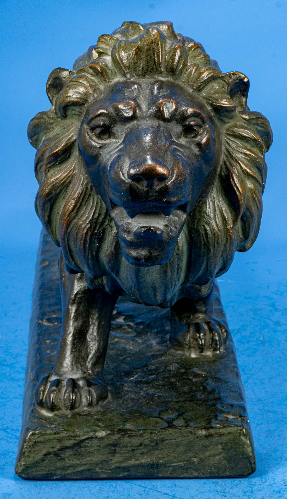 "Schreitender Löwe", dunkel staffierter schreitender Löwe, Gipsguss; auf der Plinthe undeutlich sig - Image 3 of 12