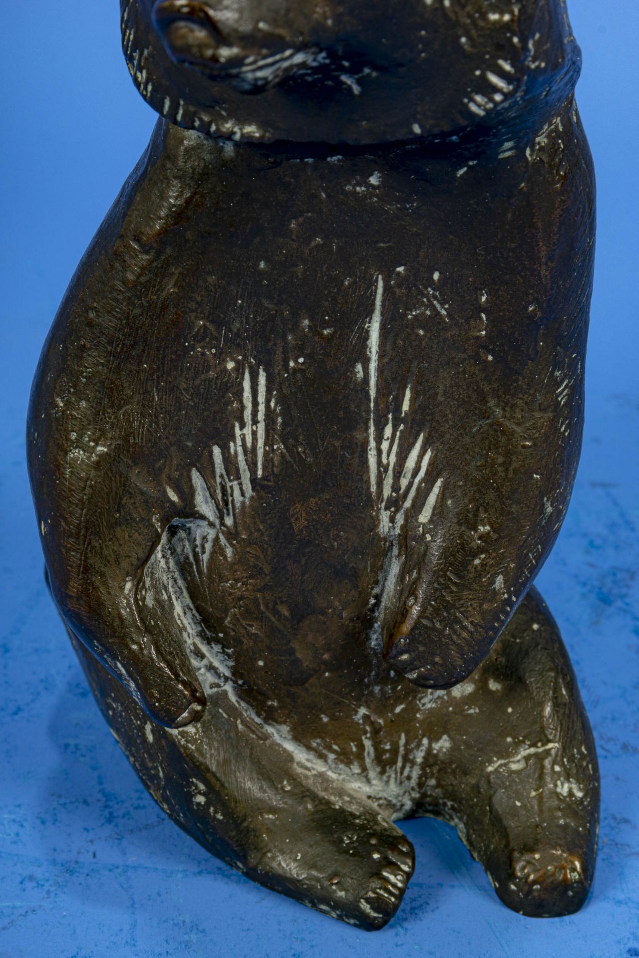 "Stehender Bär", Bronze patiniert, Hohlguss, rückseitig monogrammiert "O.S"; Höhe ca. 19,5 cm; schö - Bild 6 aus 7