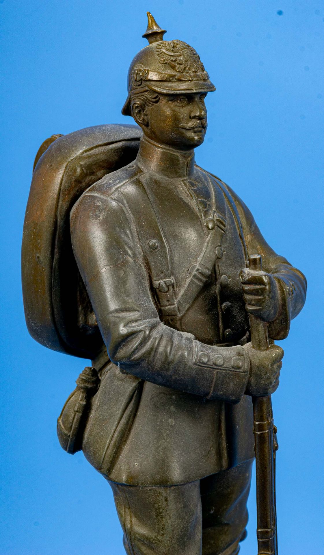 "Stehender Kaiserlicher Soldat" auf mehrfach getrepptem Natursteinsockel. Höhe der Figur ca. 27,5 c - Bild 6 aus 15