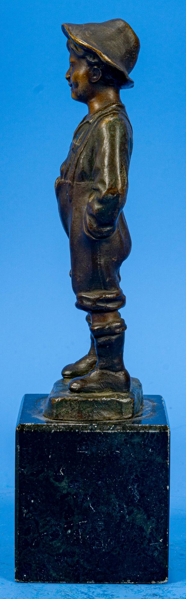 "Lausbube" - Bronze dunkel patiniert, kleines Standbildnis auf schwarzem Natursteinsockel montiert, - Bild 6 aus 6