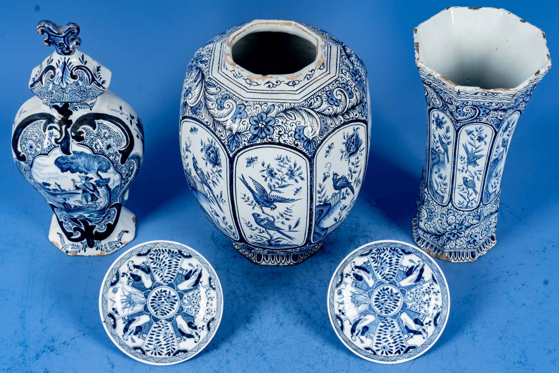 3tlg. Sammlung versch. antiker, wohl Delfter (Deckel-) Vasen des 18./ 19. Jhdts. Alle Teile in besc - Bild 3 aus 23