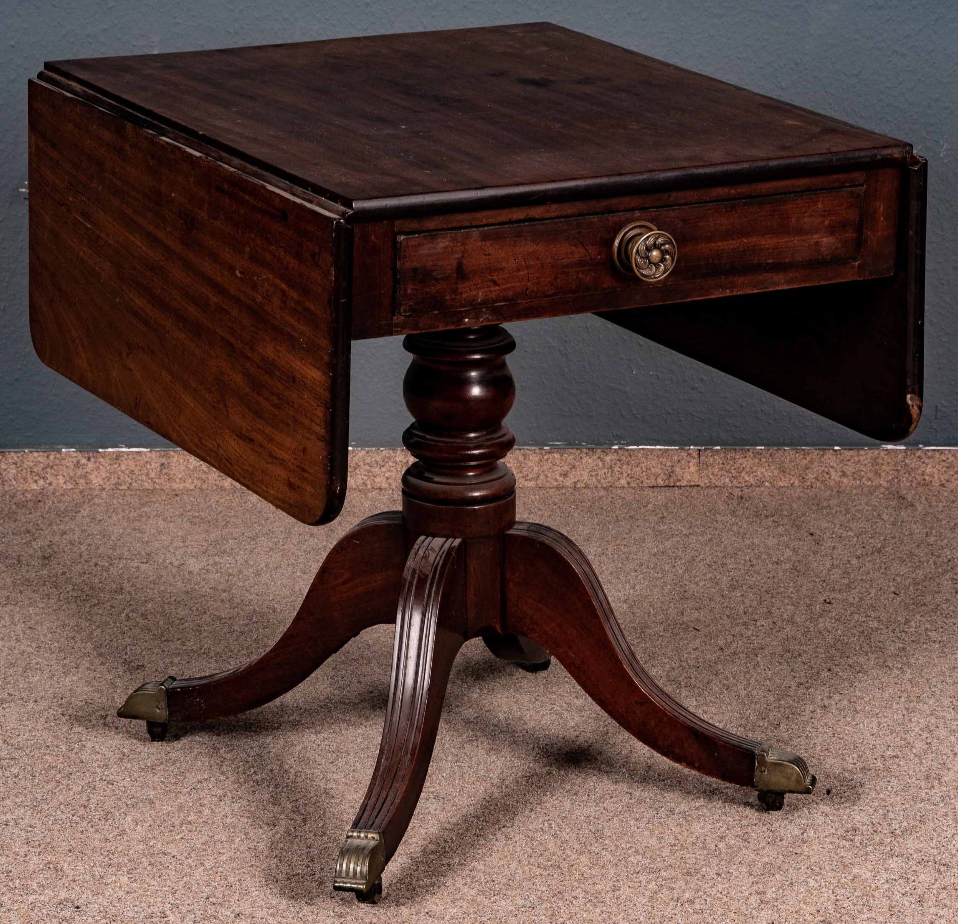 Antiker englischer Tea-table, Regency um 1800/20, Mahagoni, großer geräumiger Schubkasten, die seit