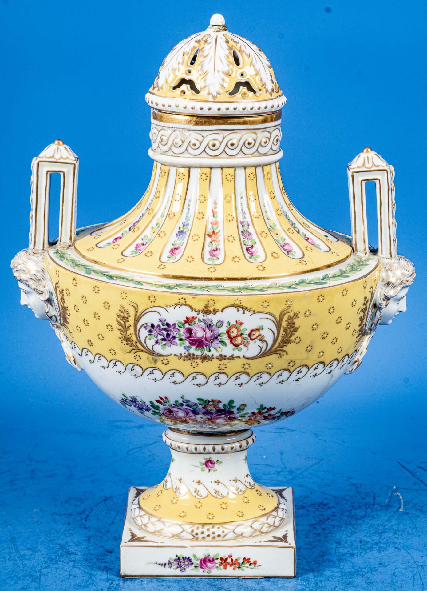 Hoch dekorative Potpourri-Vase in "Sevres-Manier des frühen 19. Jhdts.; aufwändig polychrom staffie - Bild 13 aus 22