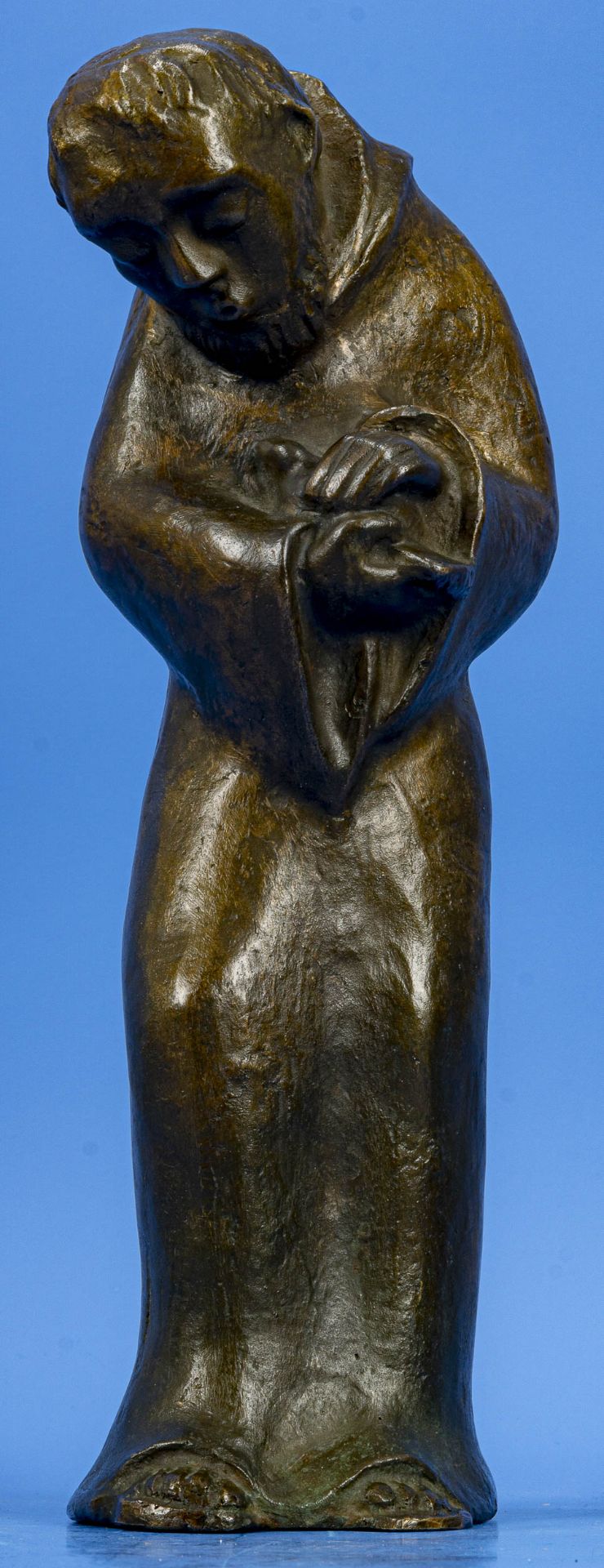 "Mönch mit Taube", bräunlich patinierte, stehende Bronzefigur des Bildhauers Heinz Bentele ( 1902-  - Bild 2 aus 12