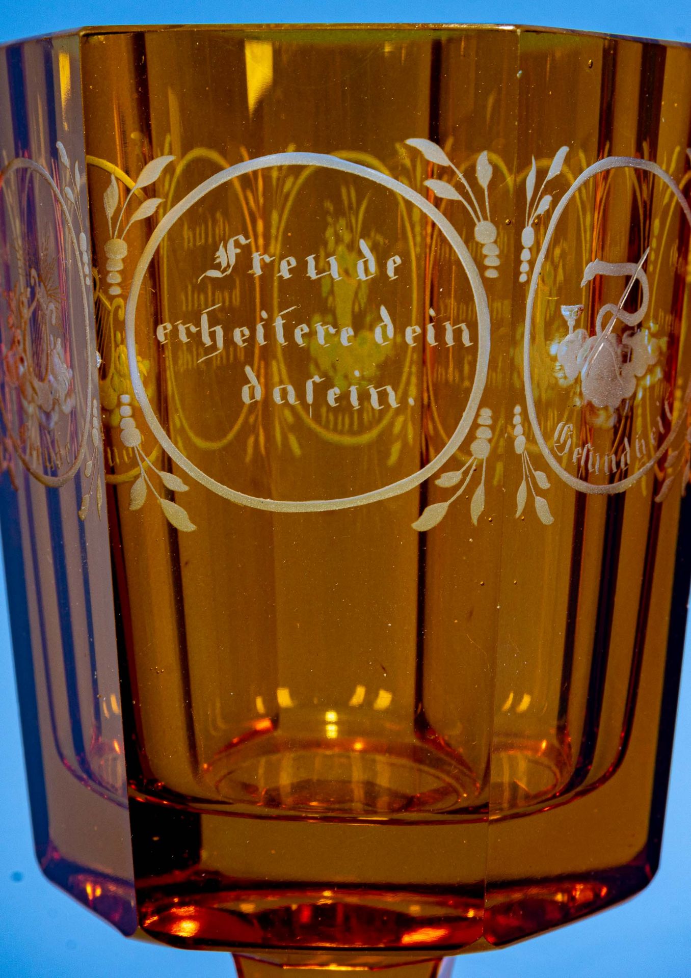 Antikes Pokalglas, bernsteinfarbenes, dickwandiges Glas, Fuß & Kuppa sechskantig geschliffen, 19./  - Bild 6 aus 11