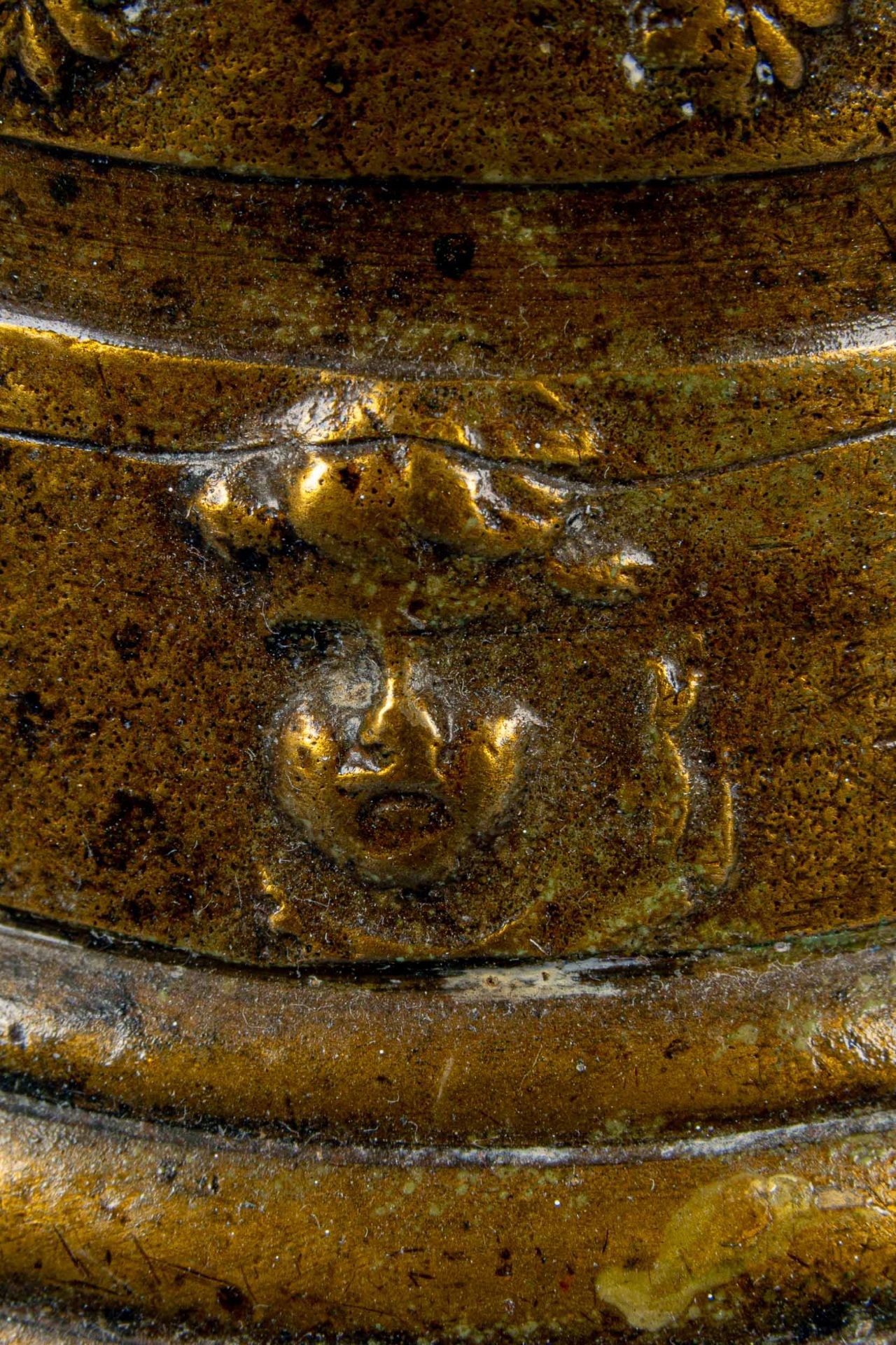 Antike Kuhglocke, Messing/ Bronze mit breitem Lederriemen; Glocke wohl 19. Jhdt., Durchmesser ca. 1 - Image 6 of 10