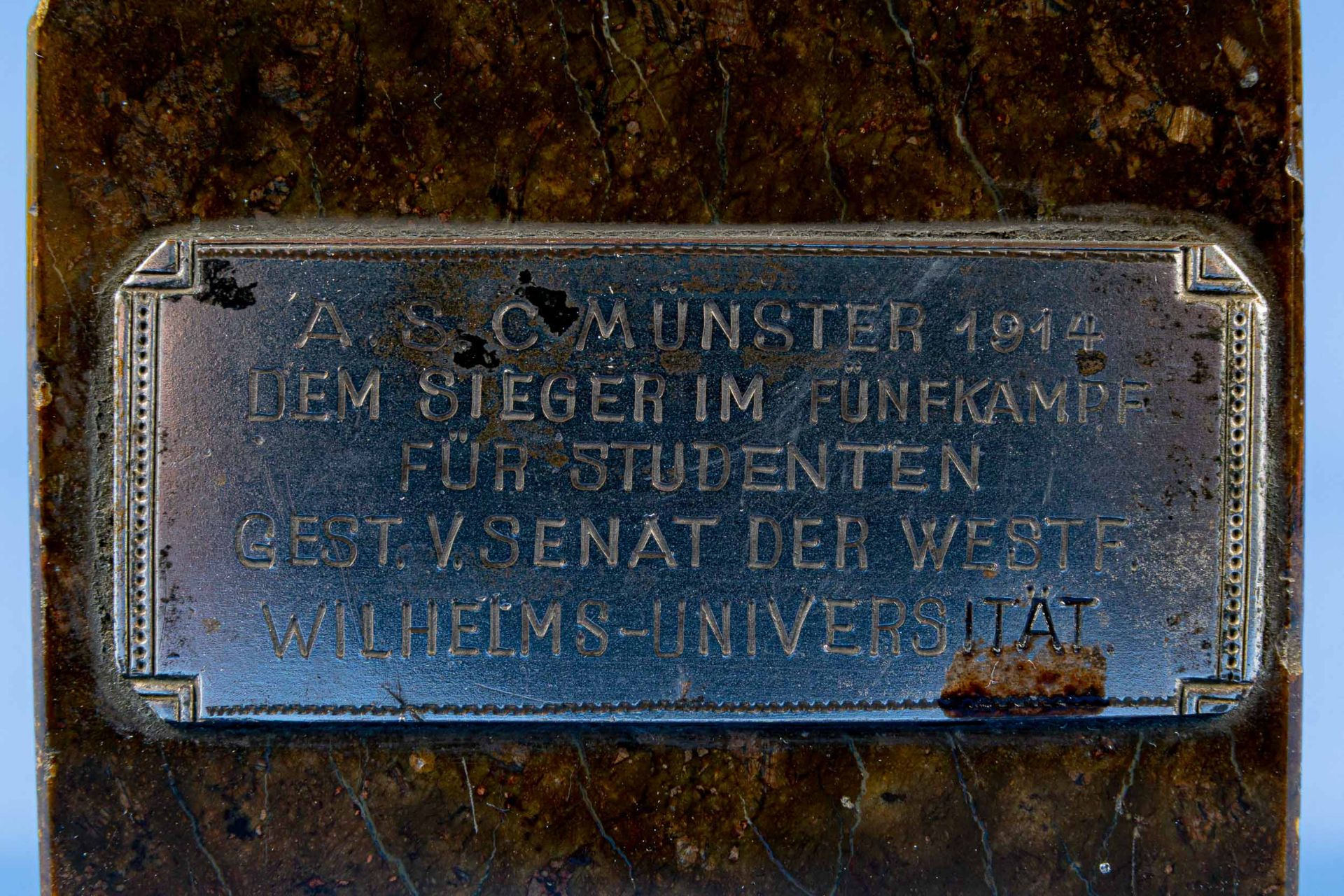 "Stehender Fechter", bräunlich patinierte Kleinbronze, auf dem Sockel signiert: "Schmid = Felling"  - Bild 9 aus 11