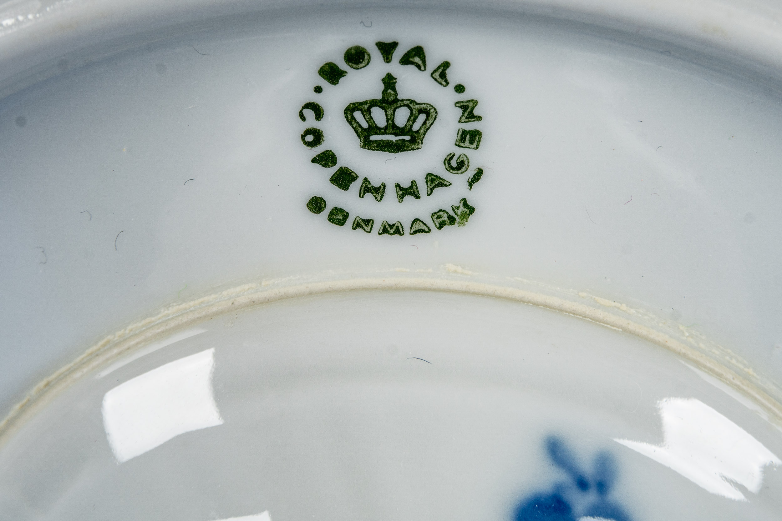 Klassische Fußschale, sog. Tazza, Royal Copenhagen, königlich dänisches Weißporzellan mit blauem Bl - Image 8 of 8