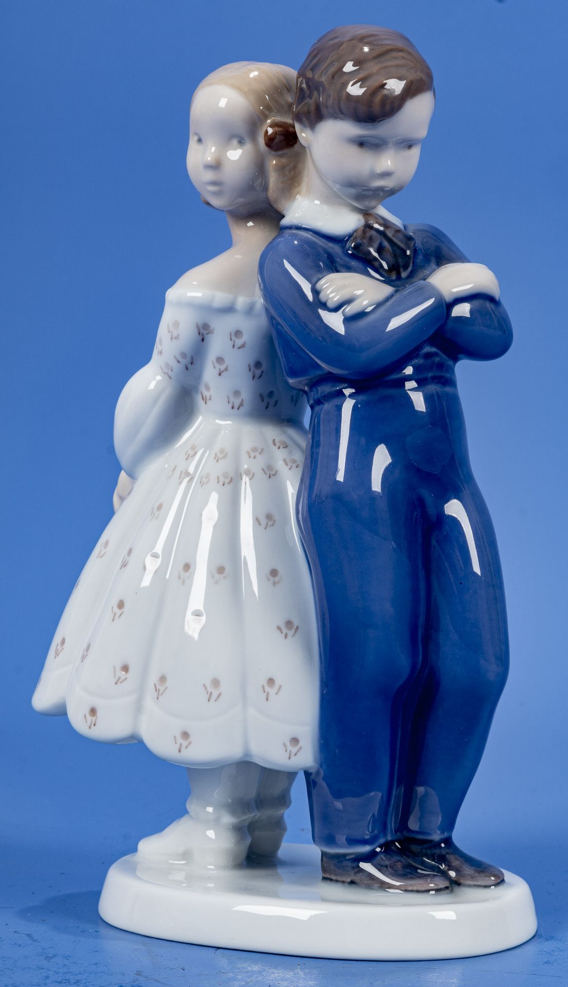 "Junges Paar", farbig staffiertes Bing & Gröndahl Weißporzellan, Modellno. 2372, Künstlermonogramm: