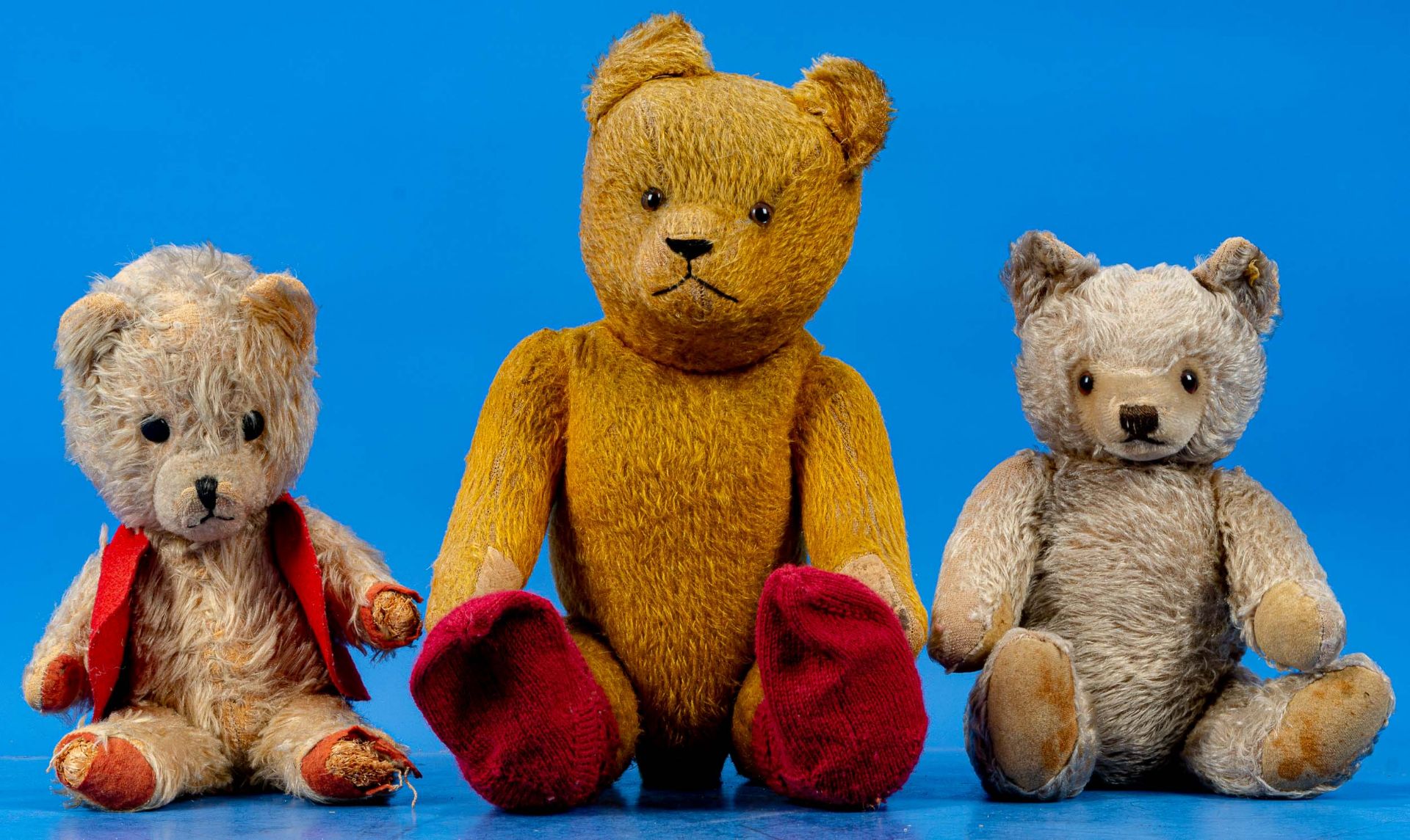 3teilige Sammlung alter bzw. antiker Teddys, 1 X STEIFF-Teddy, teilweise Holzwolle-Füllung, stärker - Bild 2 aus 5