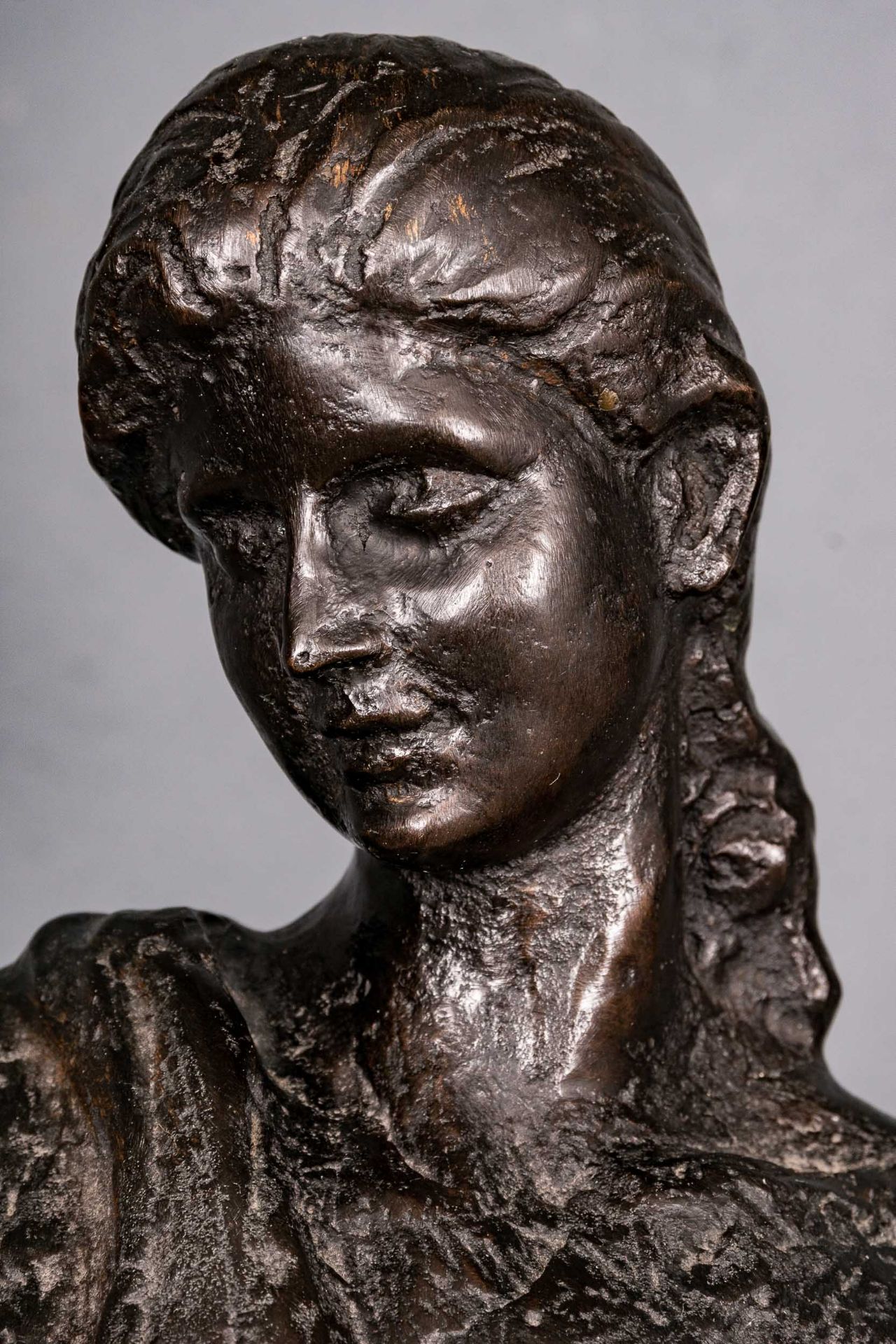 "Stehende junge Dame", schwarzbraun patinierter Bronzeguss, auf grauweiß geadertem, schwarzem Marmo - Image 8 of 17