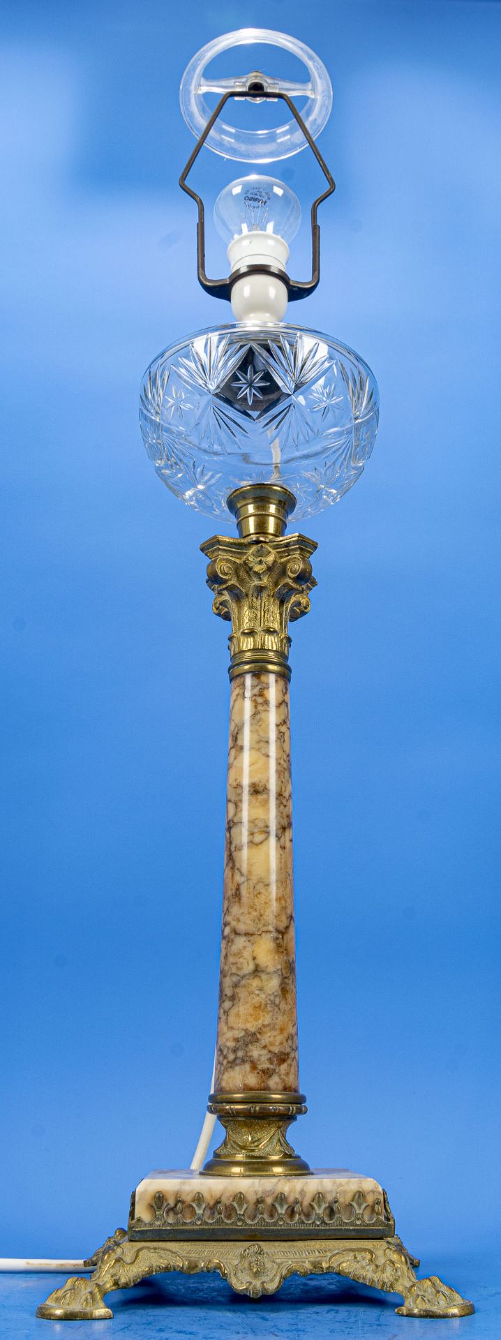 Dekorative "Empire" Tischvase in Form einer nachträglich elektrifizierten Petroleumlampe, Onyxsäule - Image 3 of 6