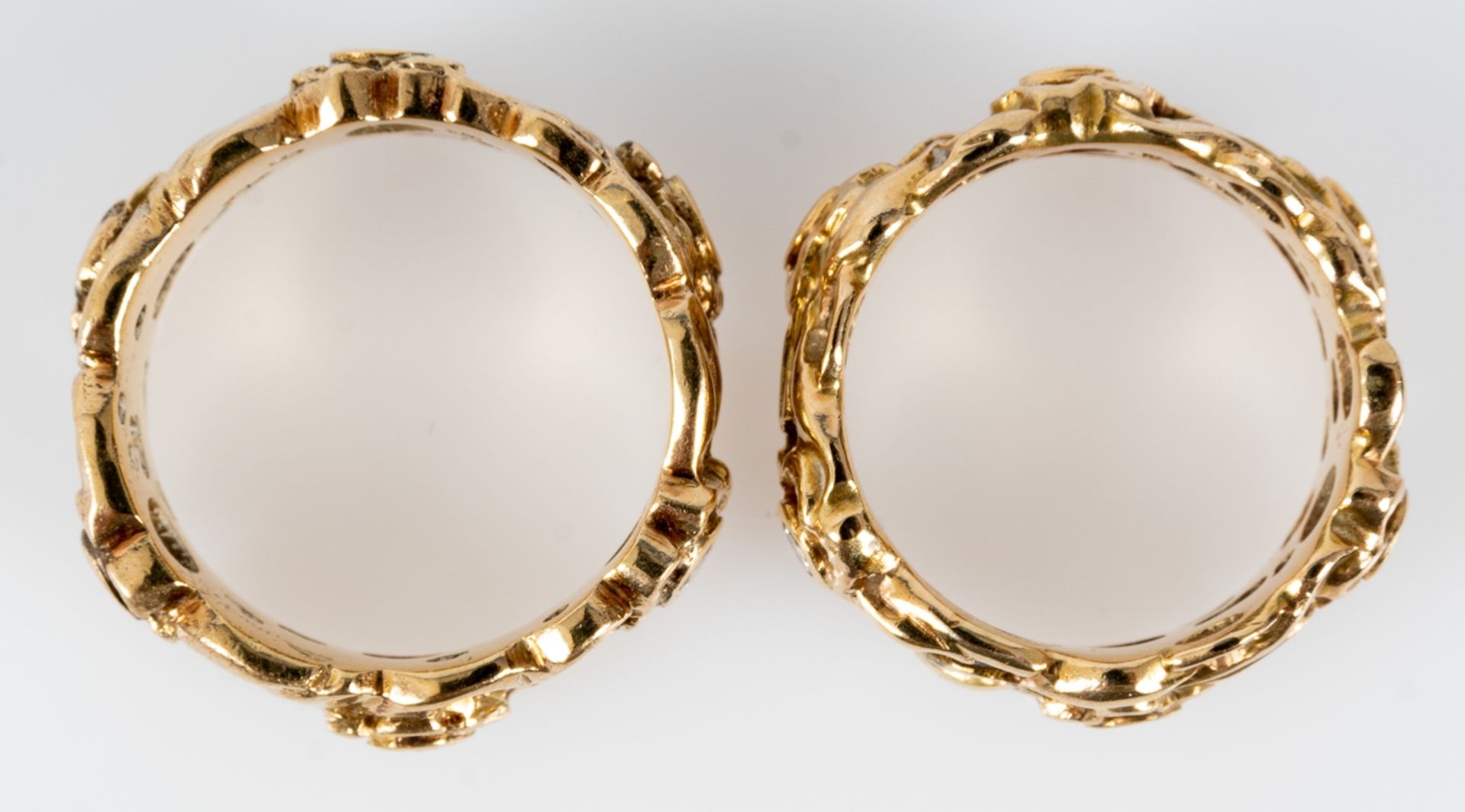 Paar "Ewigkeits - Ringe", Entwurf wohl von Stuart Devlin; beide aus floral durchbrochen gegossenem  - Bild 5 aus 7
