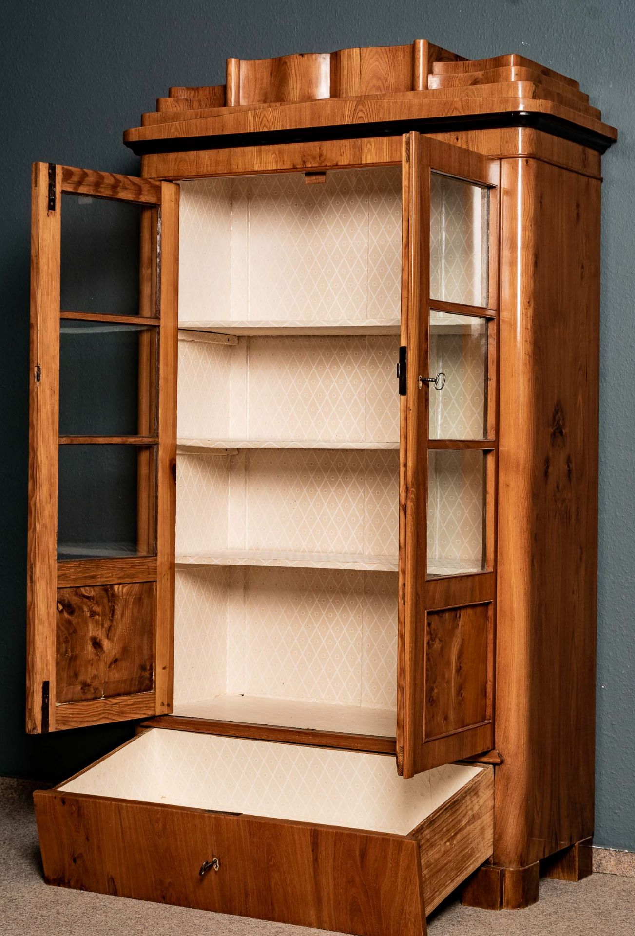 Zweitüriger Bücherschrank/Vitrinenschrank, Biedermeier deutsch um 1830/40, massiver Nadelholzkorpus - Bild 9 aus 12