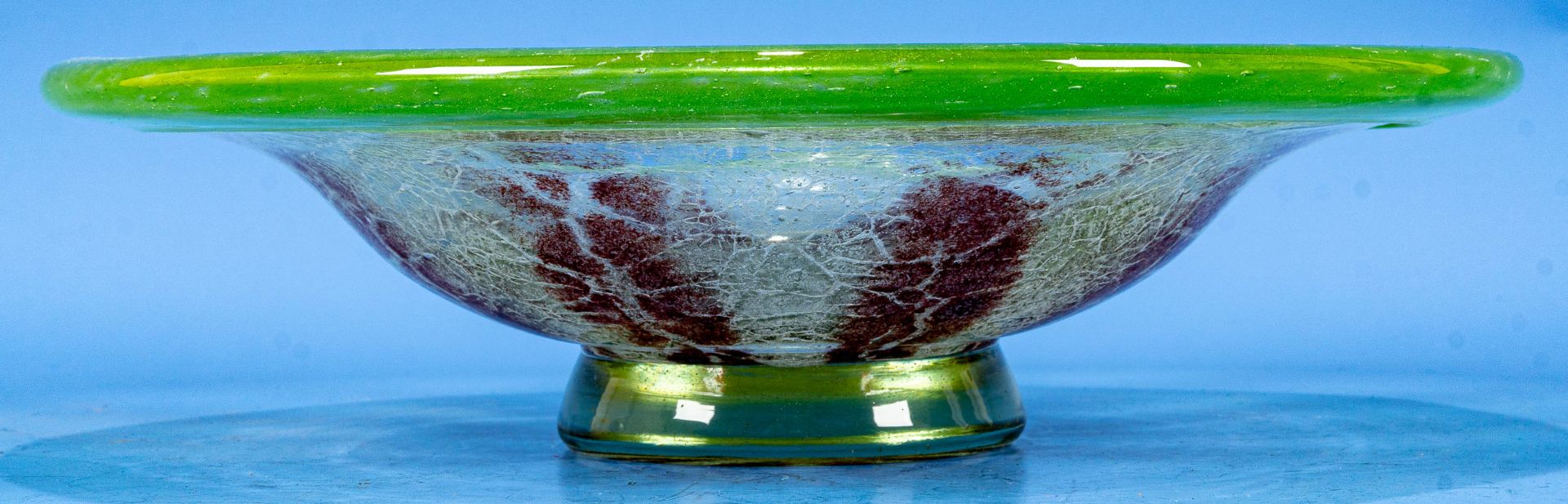 Große, runde WMF IKORA Fußschale, dickwandiges, weiß durchwirktes, farbloses Glas mit rotbräunliche - Bild 2 aus 4
