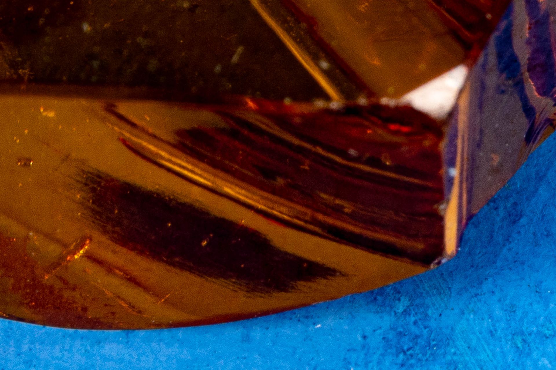 Antikes Pokalglas, bernsteinfarbenes, dickwandiges Glas, Fuß & Kuppa sechskantig geschliffen, 19./  - Bild 10 aus 11