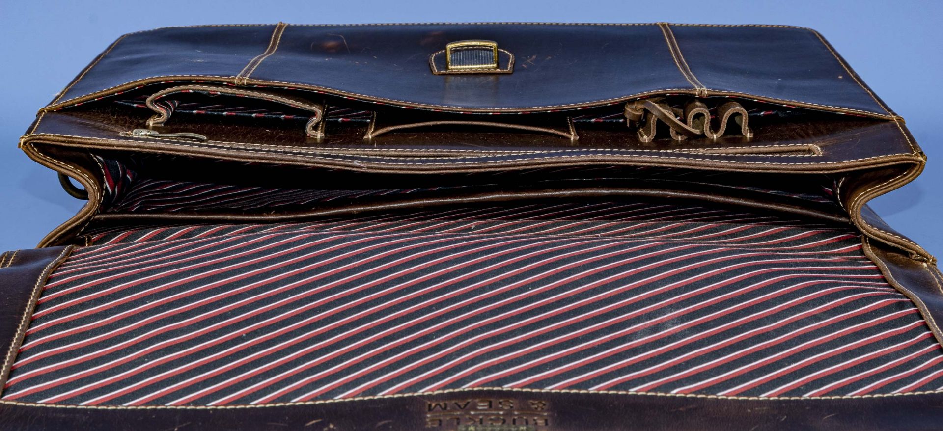"BUCKLE & SEAM" Aktentasche in klassischer Formgebung, braunes Leder, innen mit farbig gestreiftem  - Bild 8 aus 11
