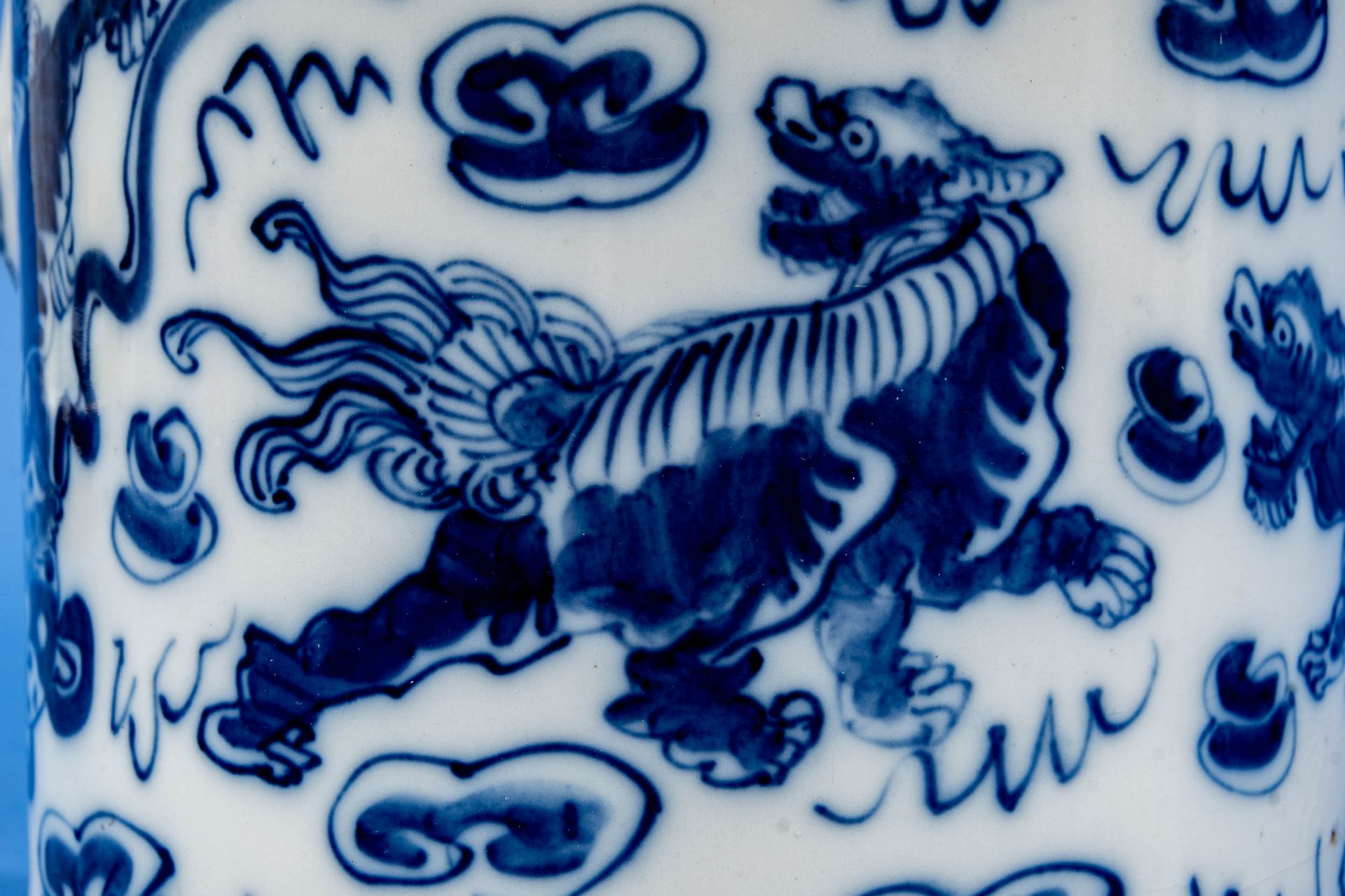 Prächtige Teekanne, ostasiatisches Weißporzellan, u.a. mit Drachendekor von Hand in Blautönen bemal - Bild 3 aus 13