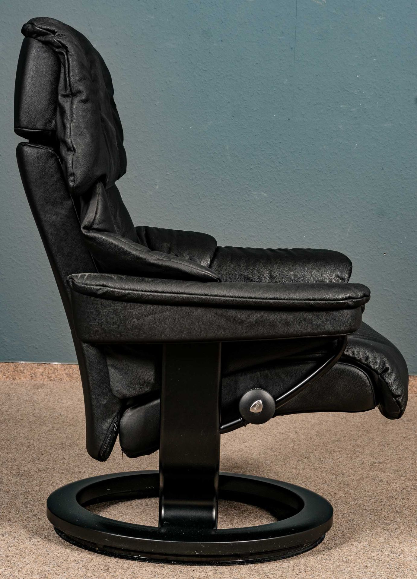 "STRESSLESS" - Sessel mit passendem Hocker, schöner gebrauchter Erhalt. Schwarzes Leder. - Bild 4 aus 8