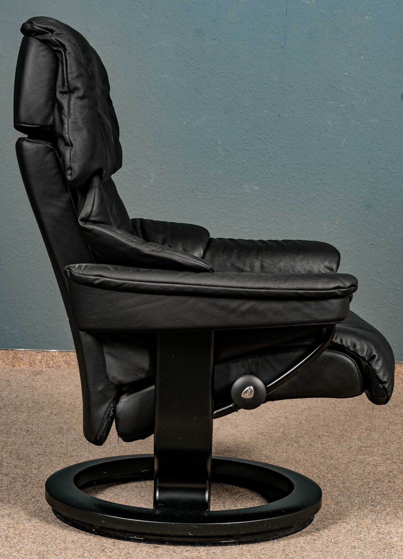 "STRESSLESS" - Sessel mit passendem Hocker, schöner gebrauchter Erhalt. Schwarzes Leder. - Image 4 of 8