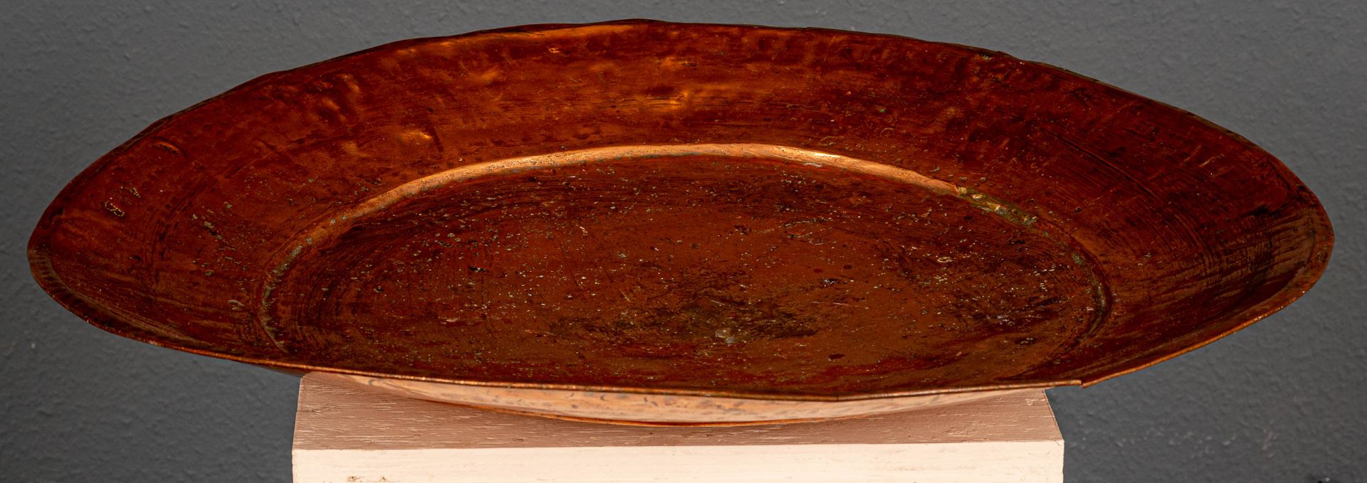 Sehr große Kupferplatte, bez.:"A 1 B", arabischer Raum, 20. Jhdt., Durchmesser ca. 71 cm. - Image 6 of 7