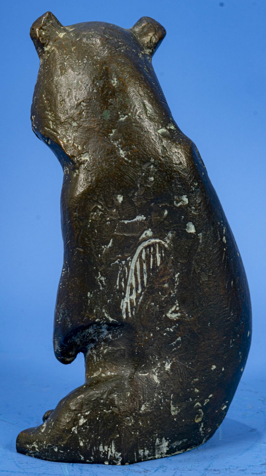 "Stehender Bär", Bronze patiniert, Hohlguss, rückseitig monogrammiert "O.S"; Höhe ca. 19,5 cm; schö - Bild 3 aus 7
